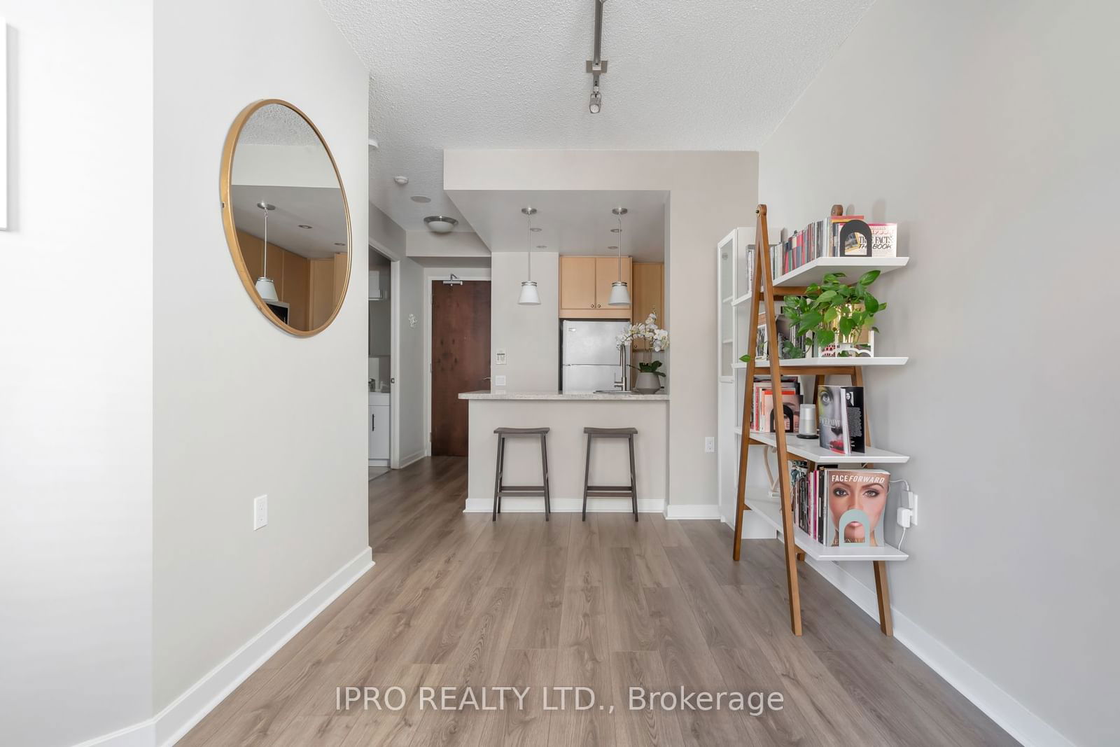 85 Bloor St E, unit 604 for sale