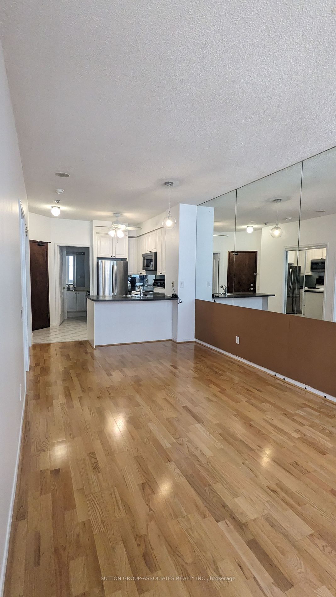 555 Yonge St, unit 406 for rent