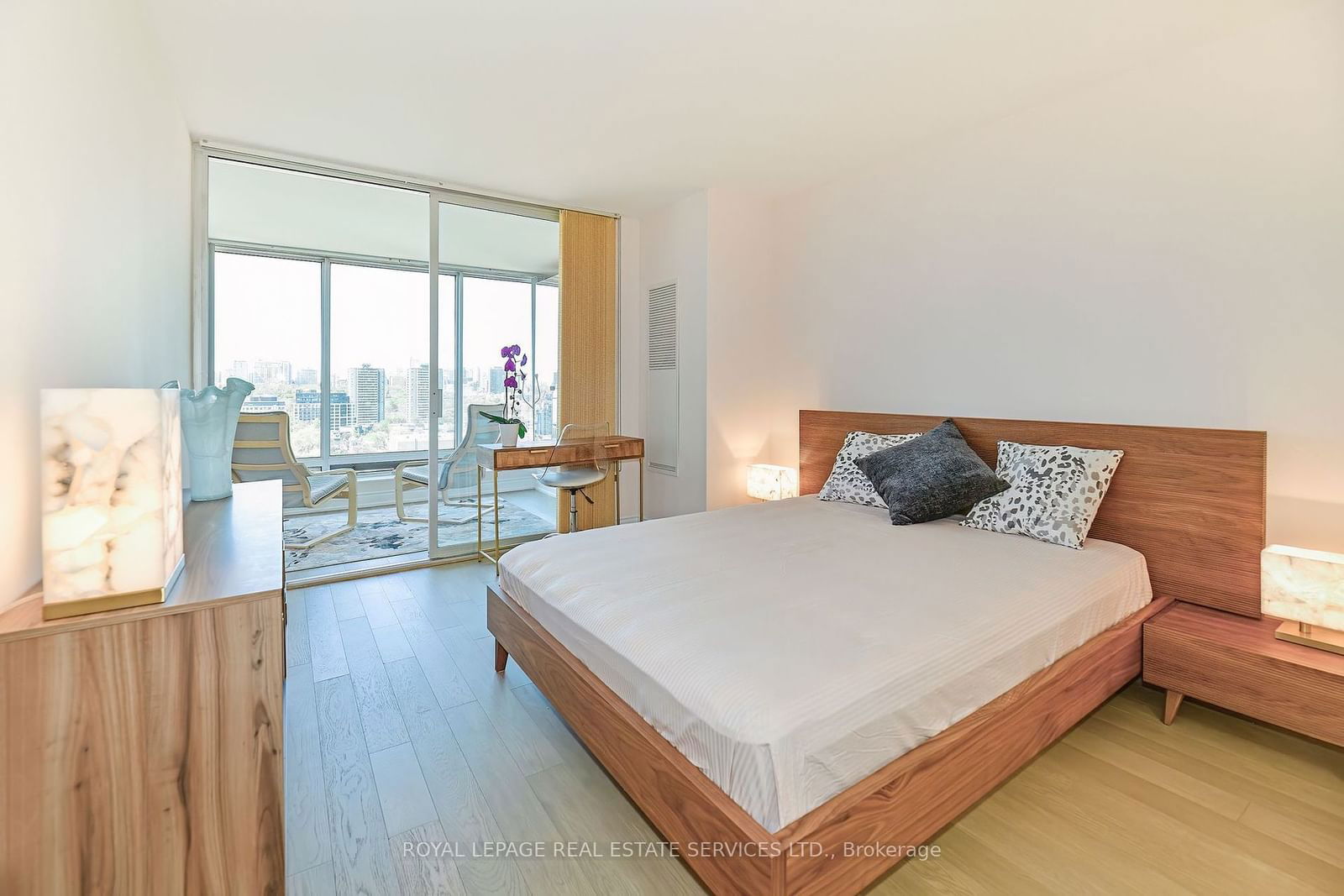 110 Bloor St W, unit 1703 for sale - image #9