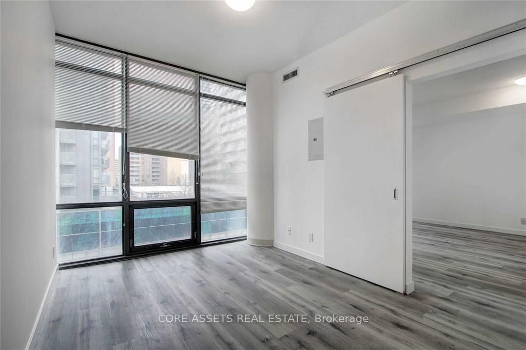 832 Bay St, unit 406 for rent