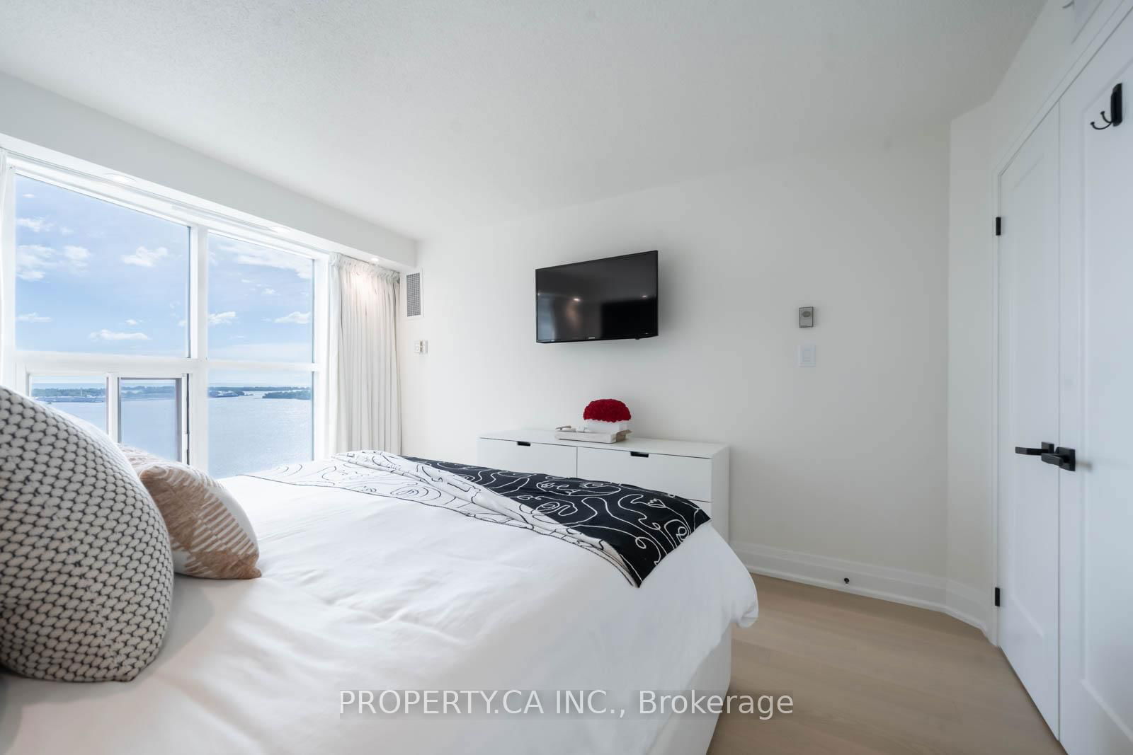 99 Harbour Sq, unit 2707 for sale