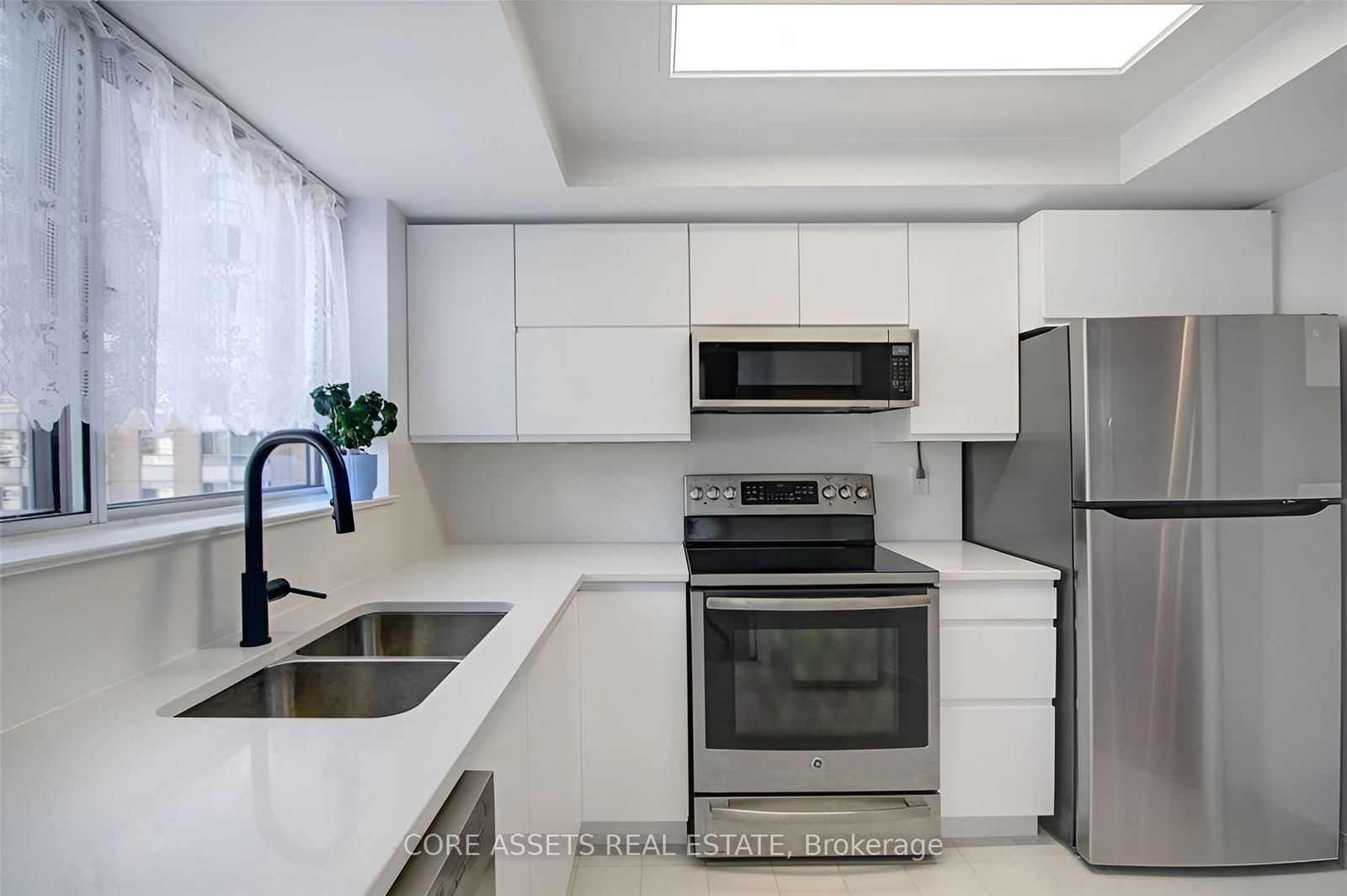 717 Bay St, unit 1011 for rent - image #2