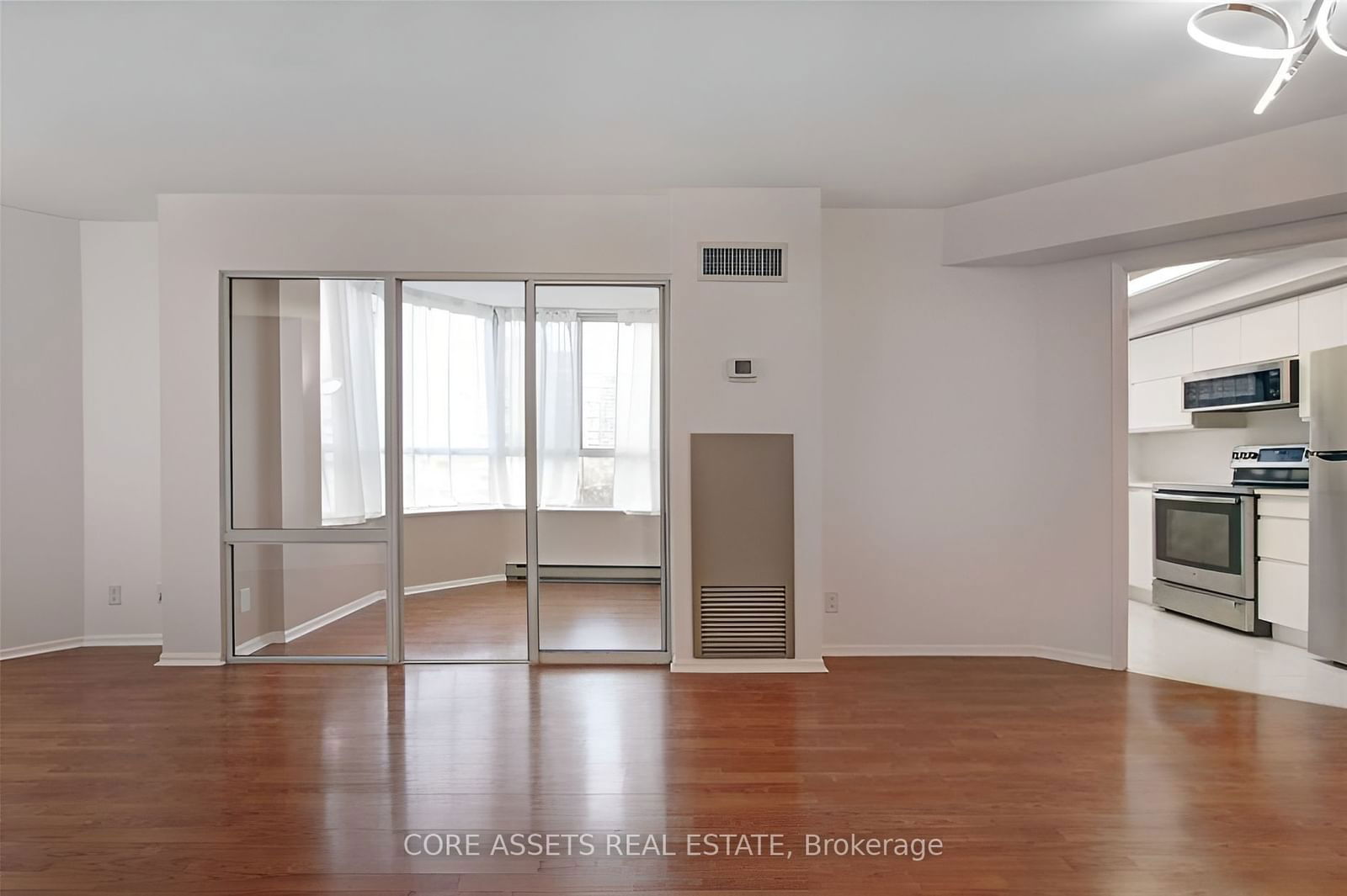 717 Bay St, unit 1011 for rent - image #5