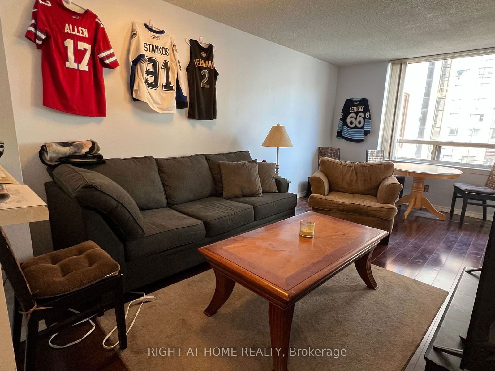 633 Bay St, unit 812 for rent