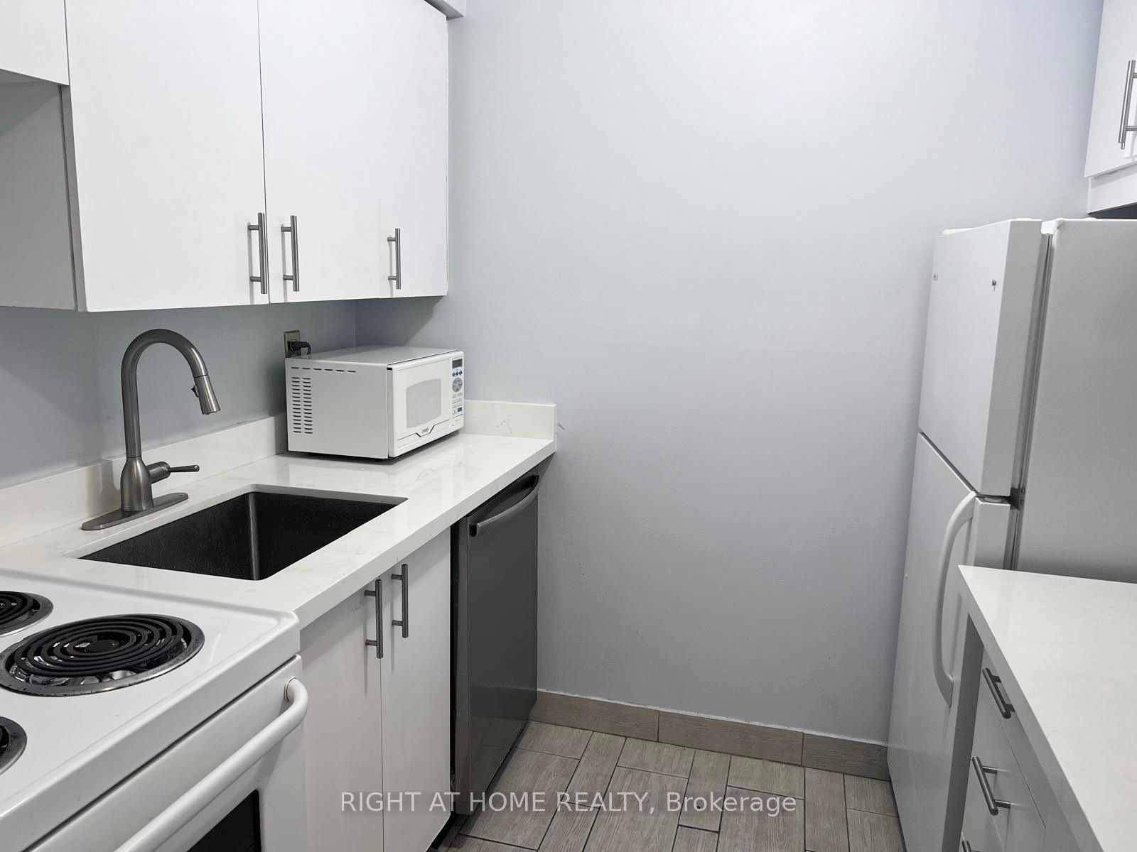 633 Bay St, unit 812 for rent - image #2