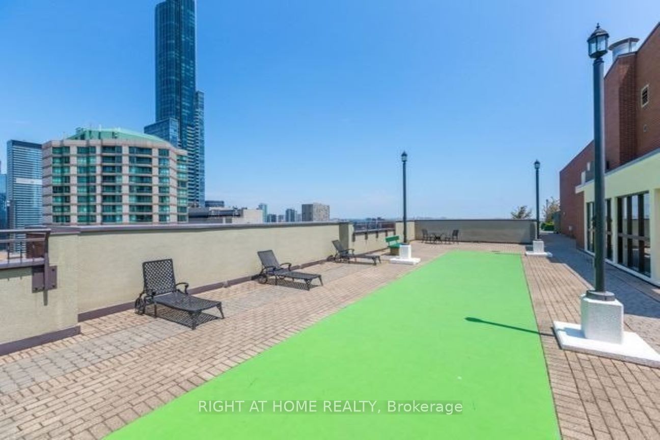 633 Bay St, unit 812 for rent