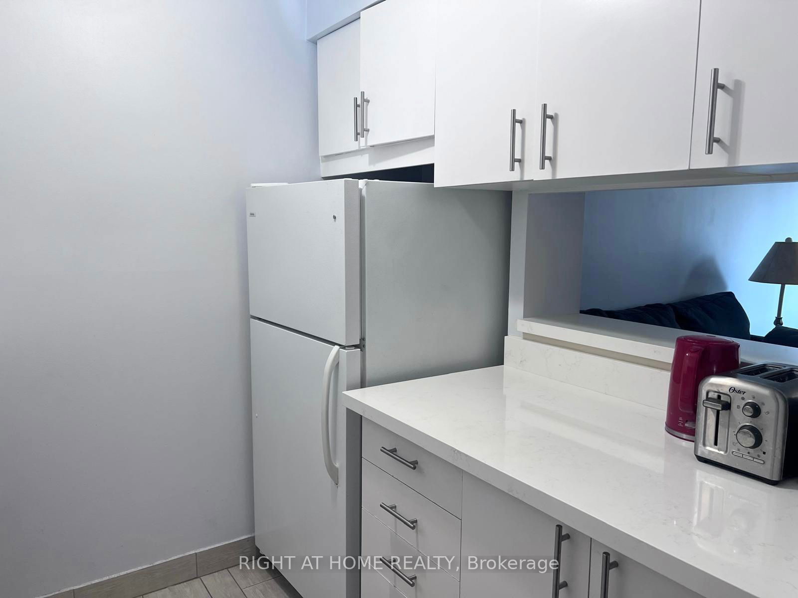 633 Bay St, unit 812 for rent