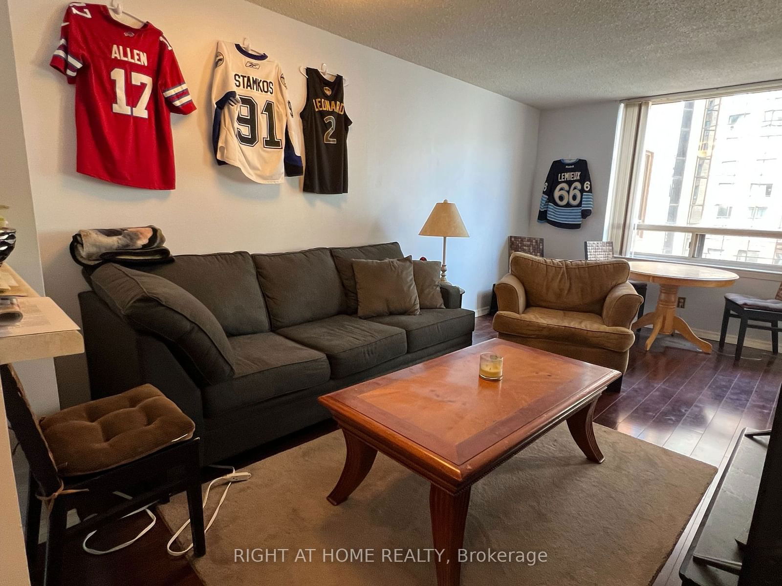 633 Bay St, unit 812 for rent