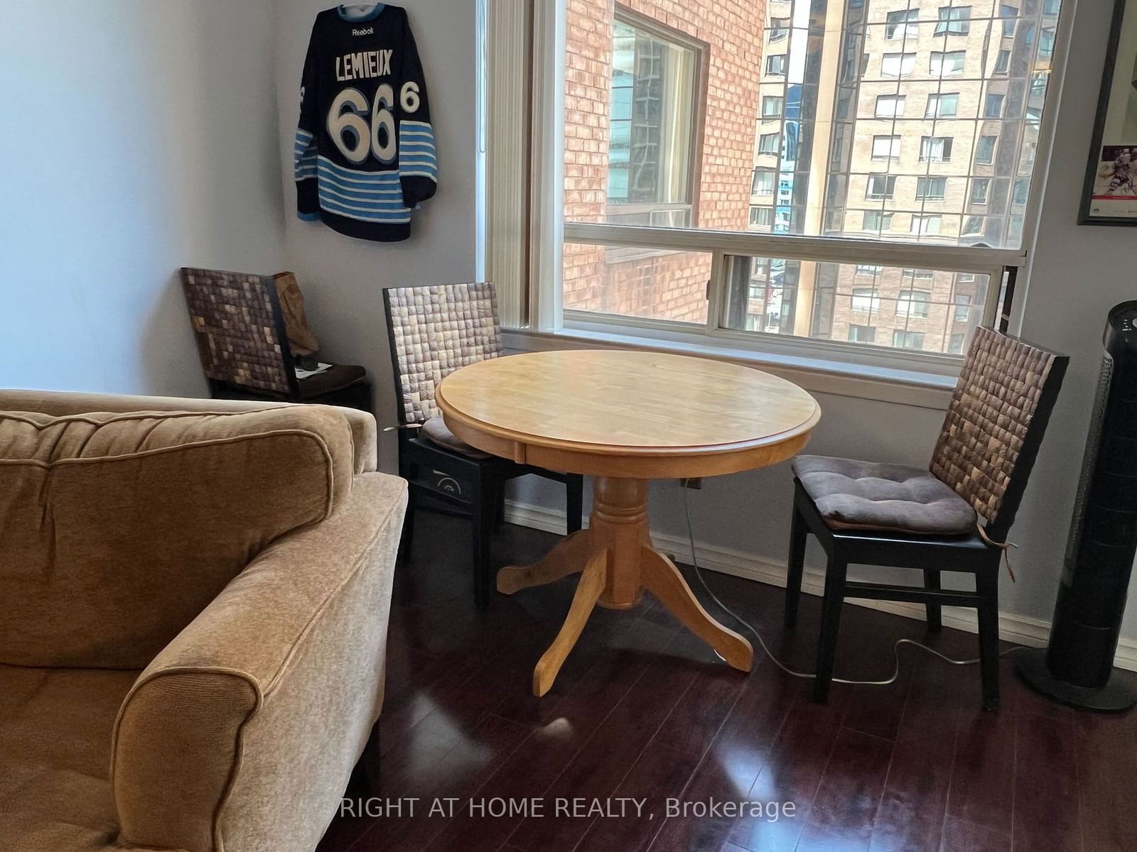 633 Bay St, unit 812 for rent