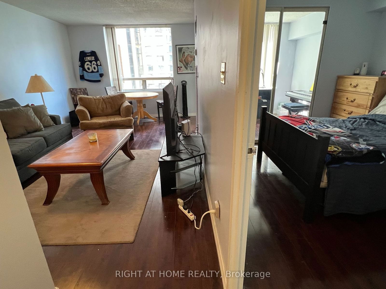 633 Bay St, unit 812 for rent