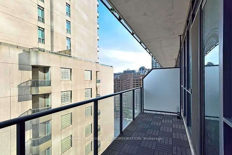 770 Bay St, unit 1707 for rent