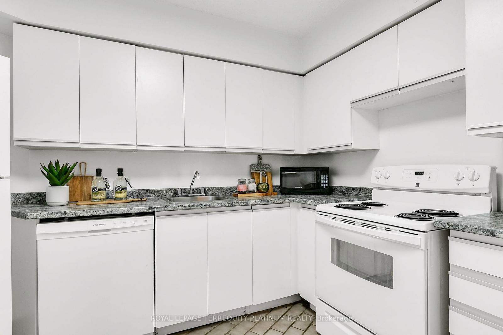 270 Queens Quay W, unit 1408 for sale