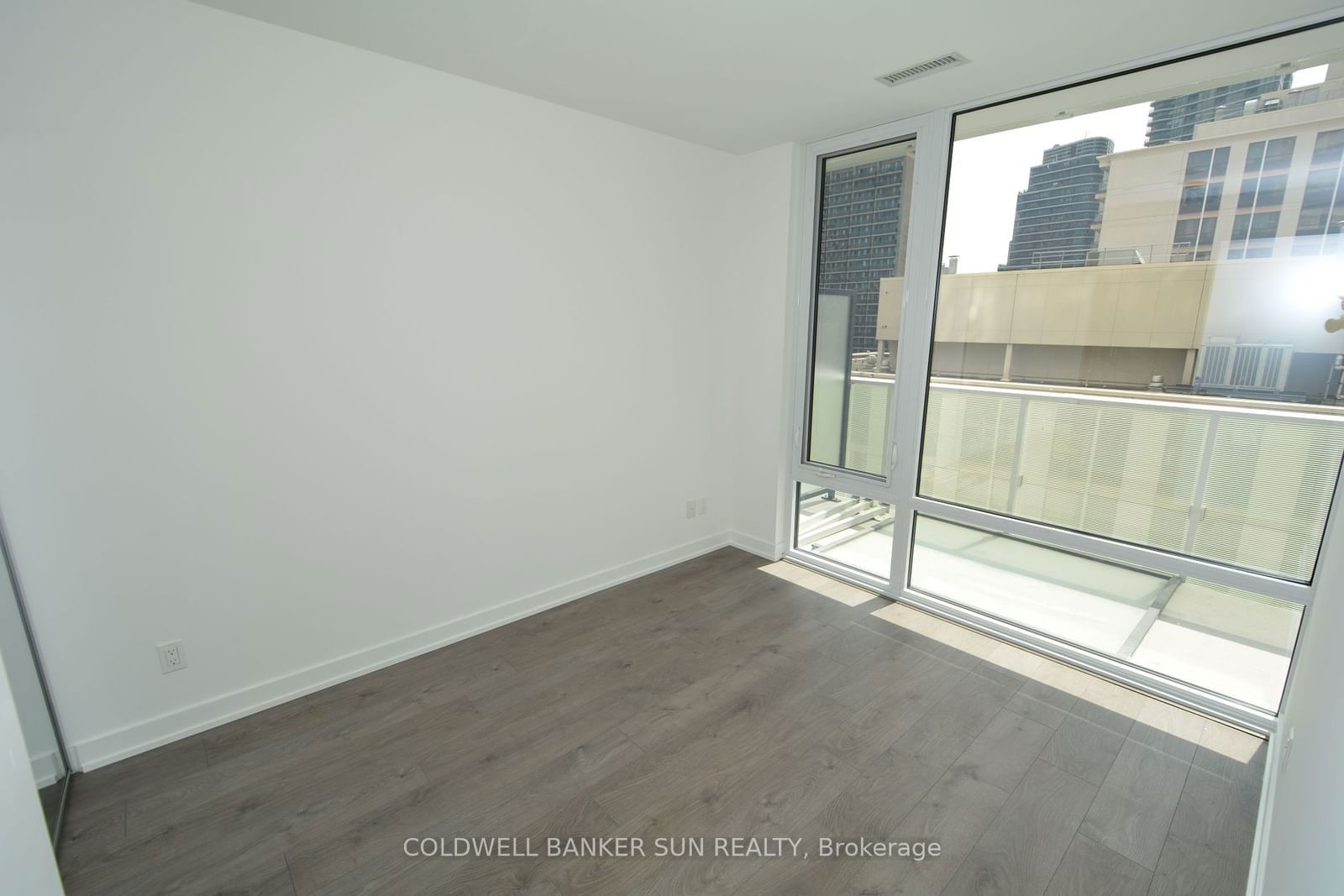 501 Yonge St, unit 810 for rent - image #3