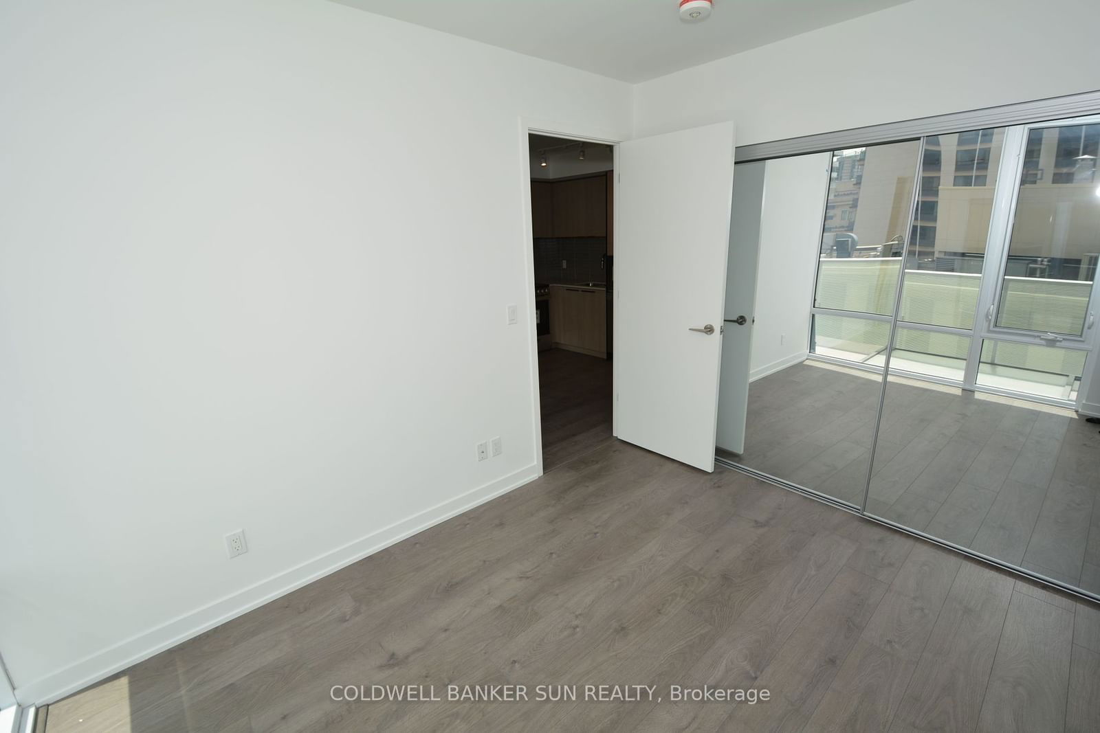 501 Yonge St, unit 810 for rent