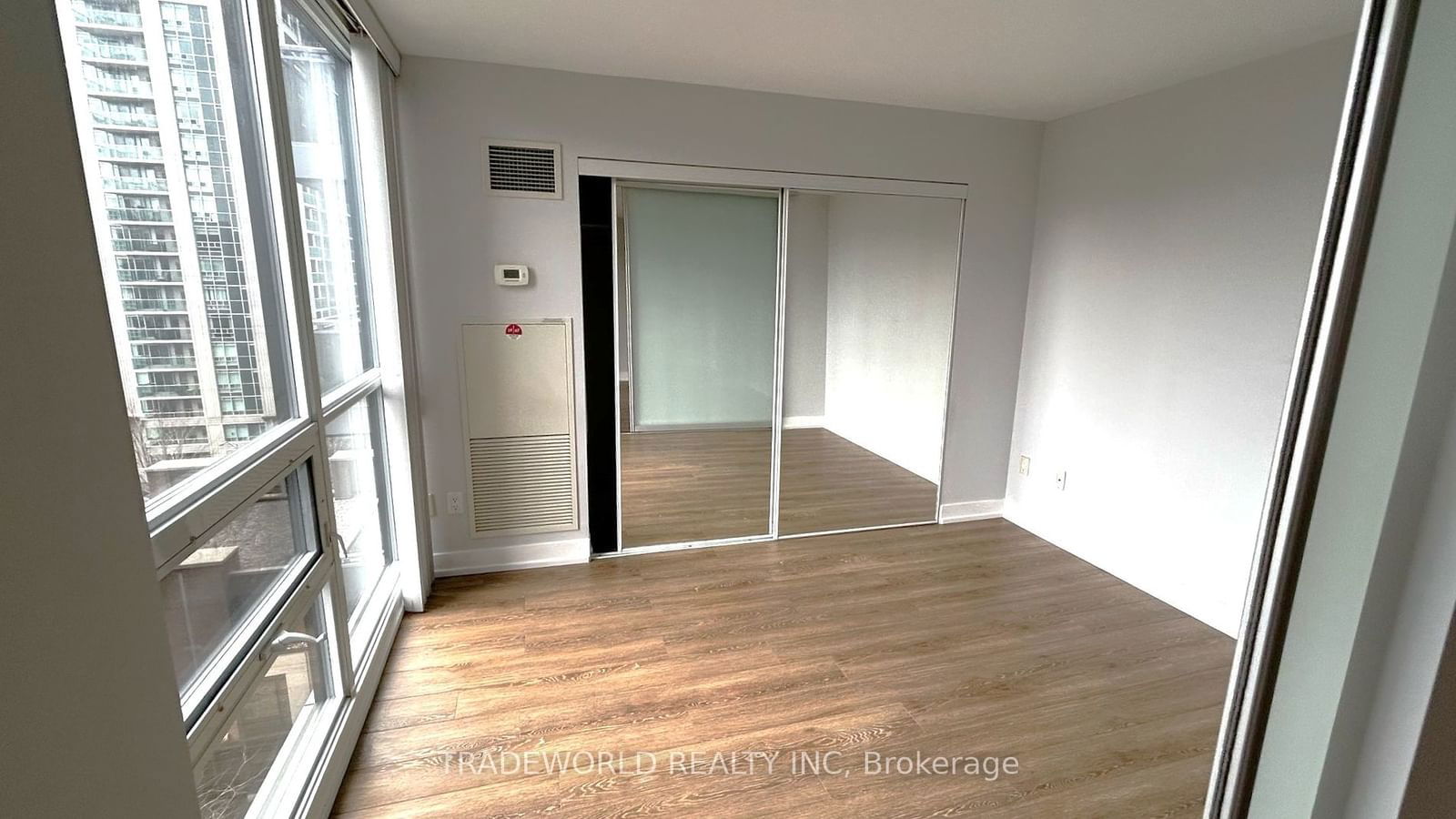 23 Sheppard Ave E, unit 806 for rent - image #5