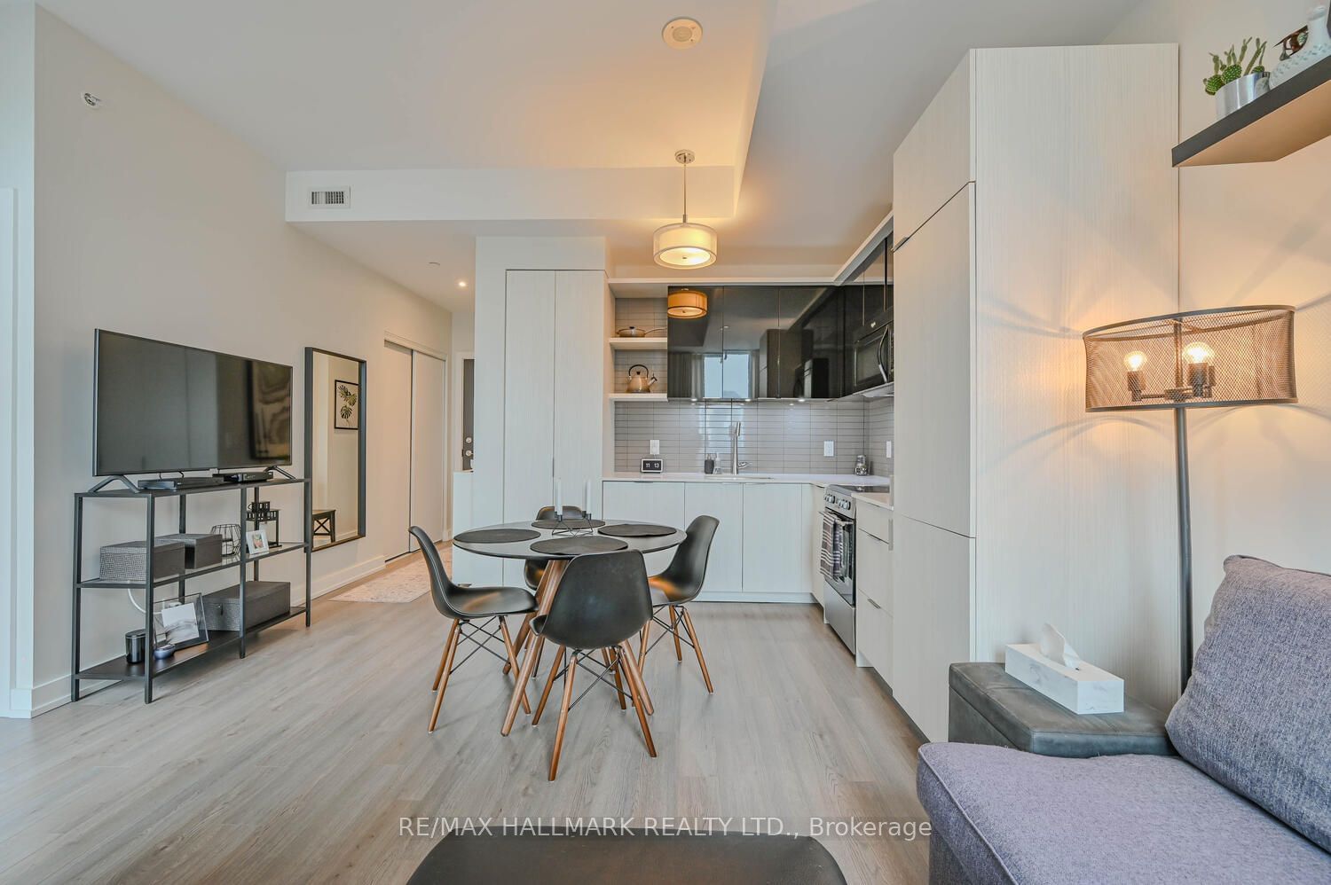 6 Parkwood Ave, unit 611 for sale - image #10