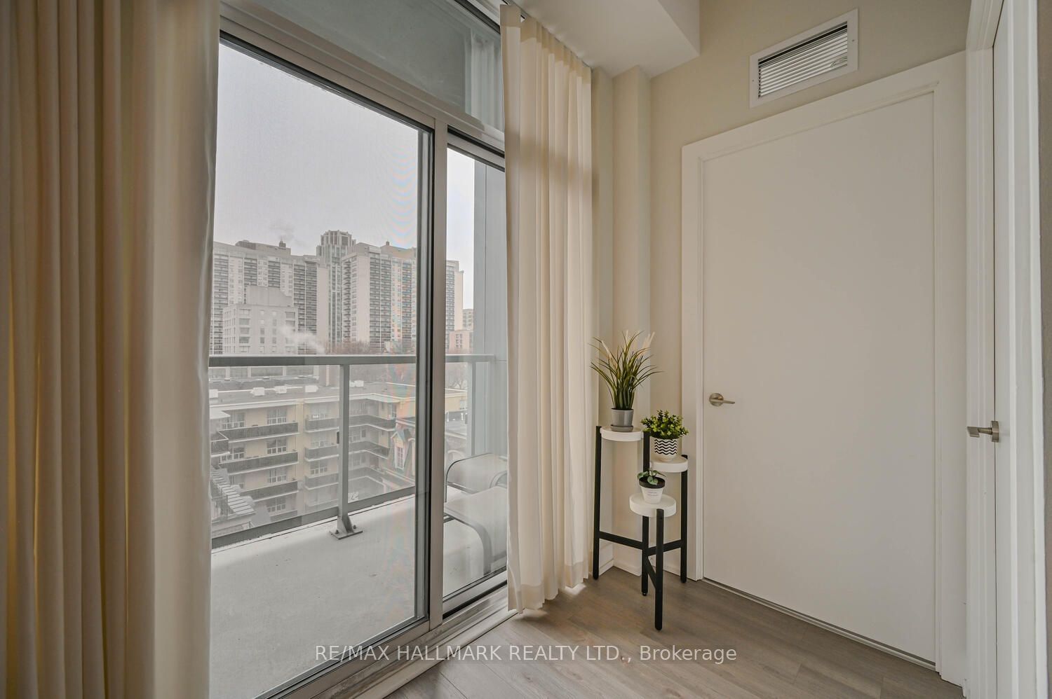 6 Parkwood Ave, unit 611 for sale - image #18