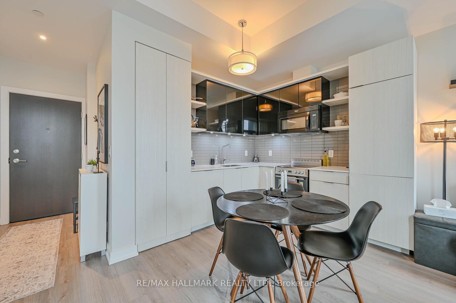 6 Parkwood Ave, unit 611 for sale - image #5