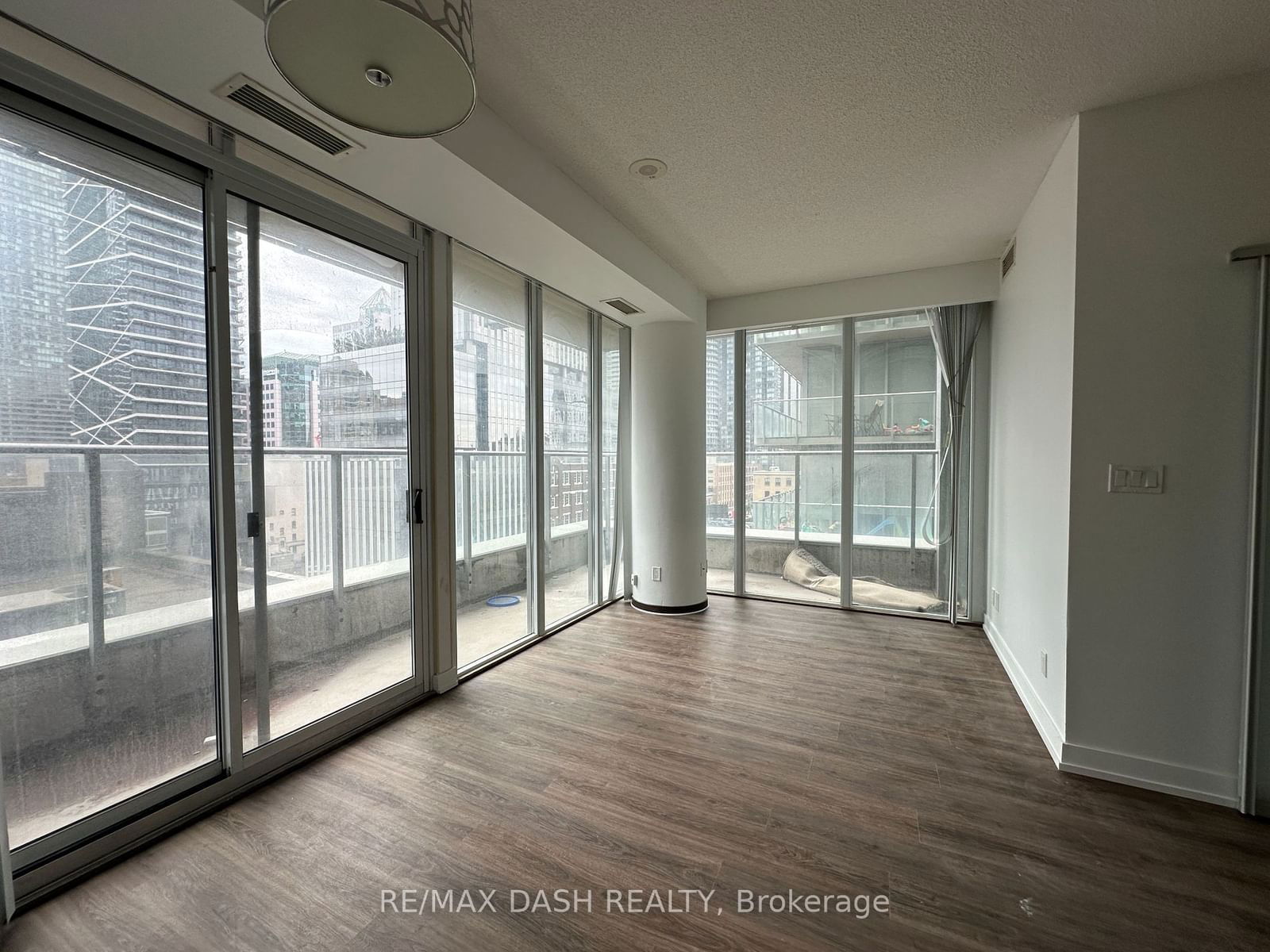 126 Simcoe St, unit 803 for rent - image #10