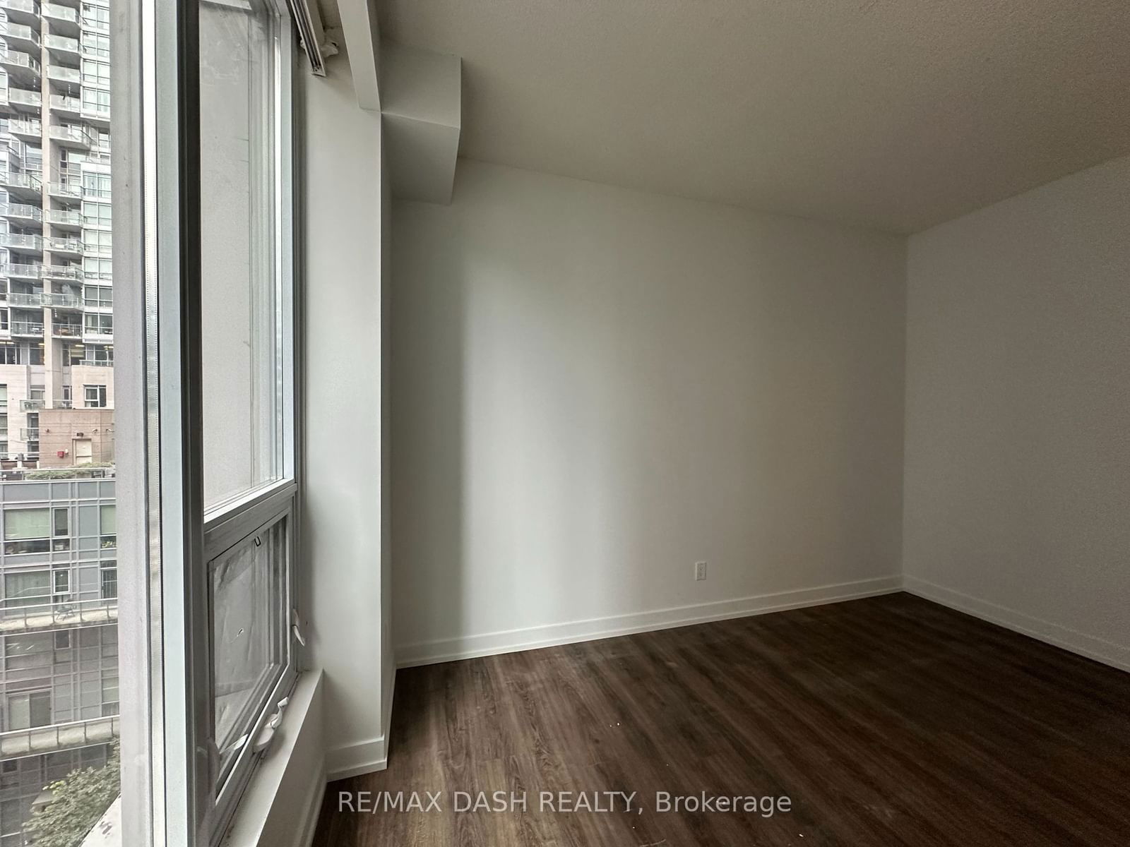 126 Simcoe St, unit 803 for rent - image #16