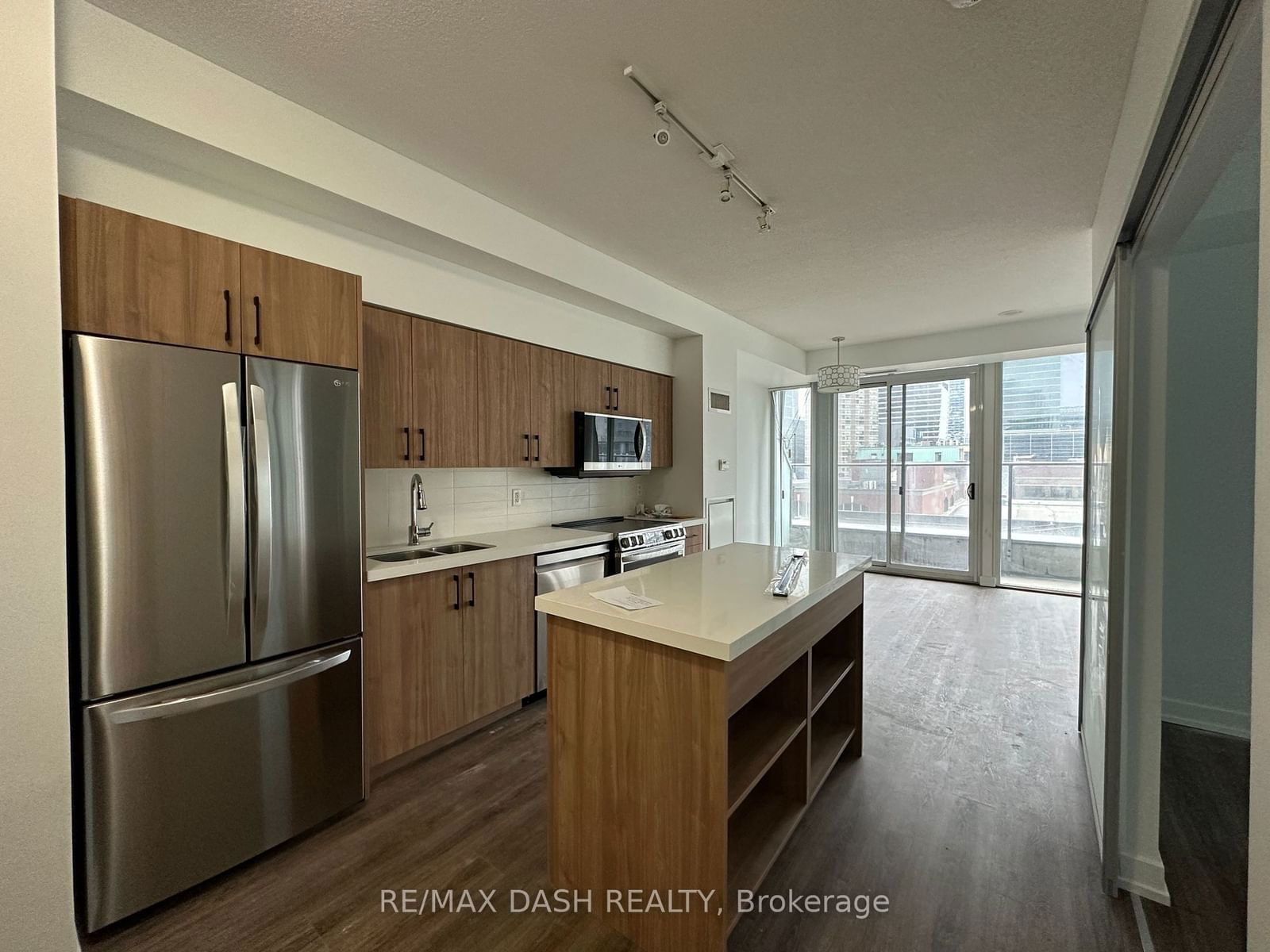 126 Simcoe St, unit 803 for rent - image #2