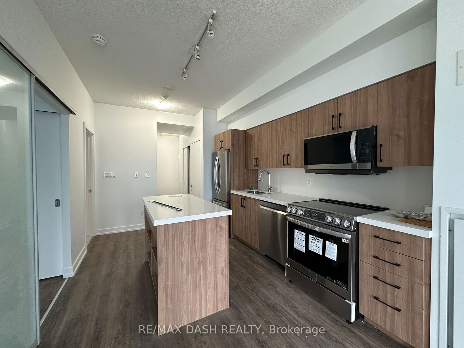 126 Simcoe St, unit 803 for rent - image #4