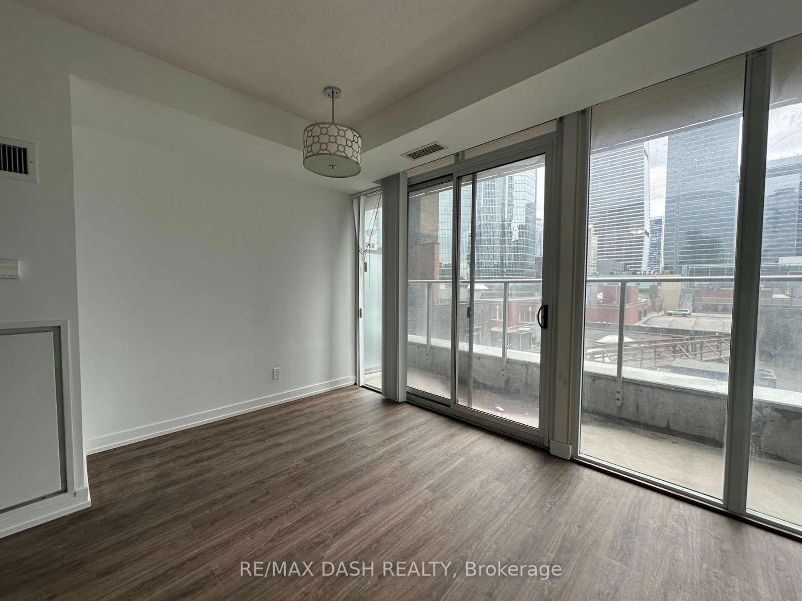 126 Simcoe St, unit 803 for rent - image #6