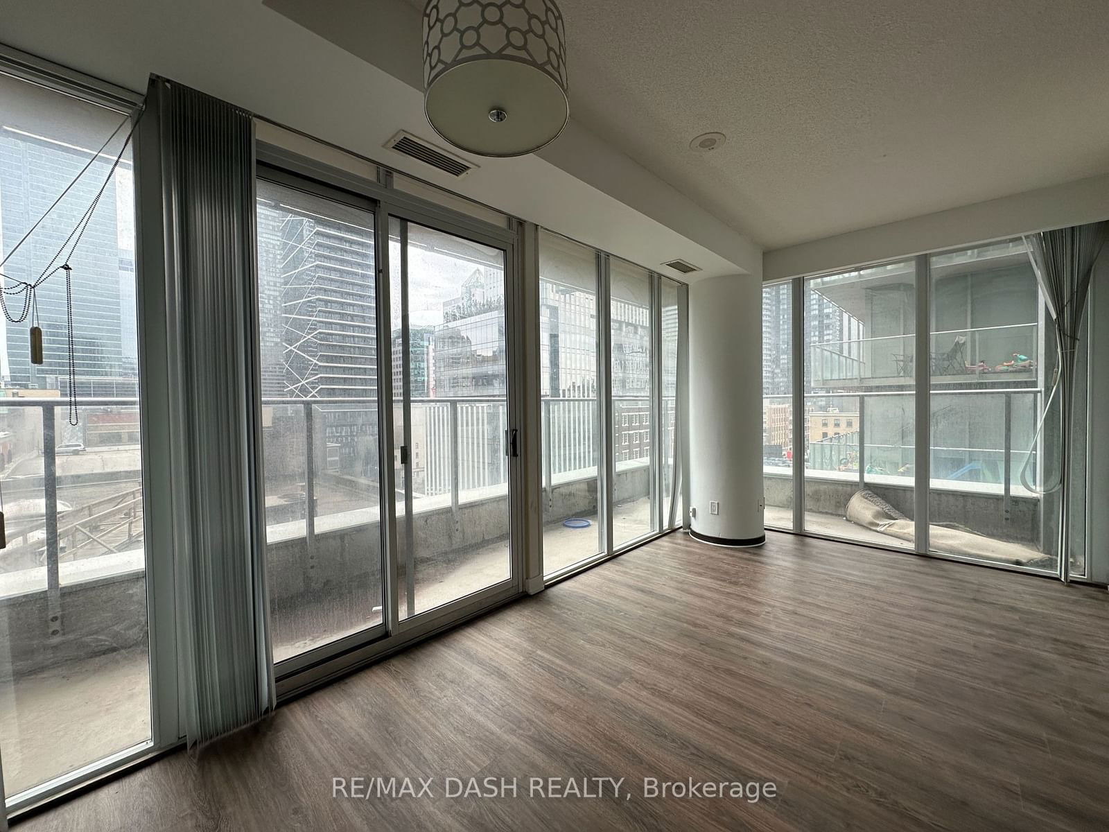 126 Simcoe St, unit 803 for rent - image #8