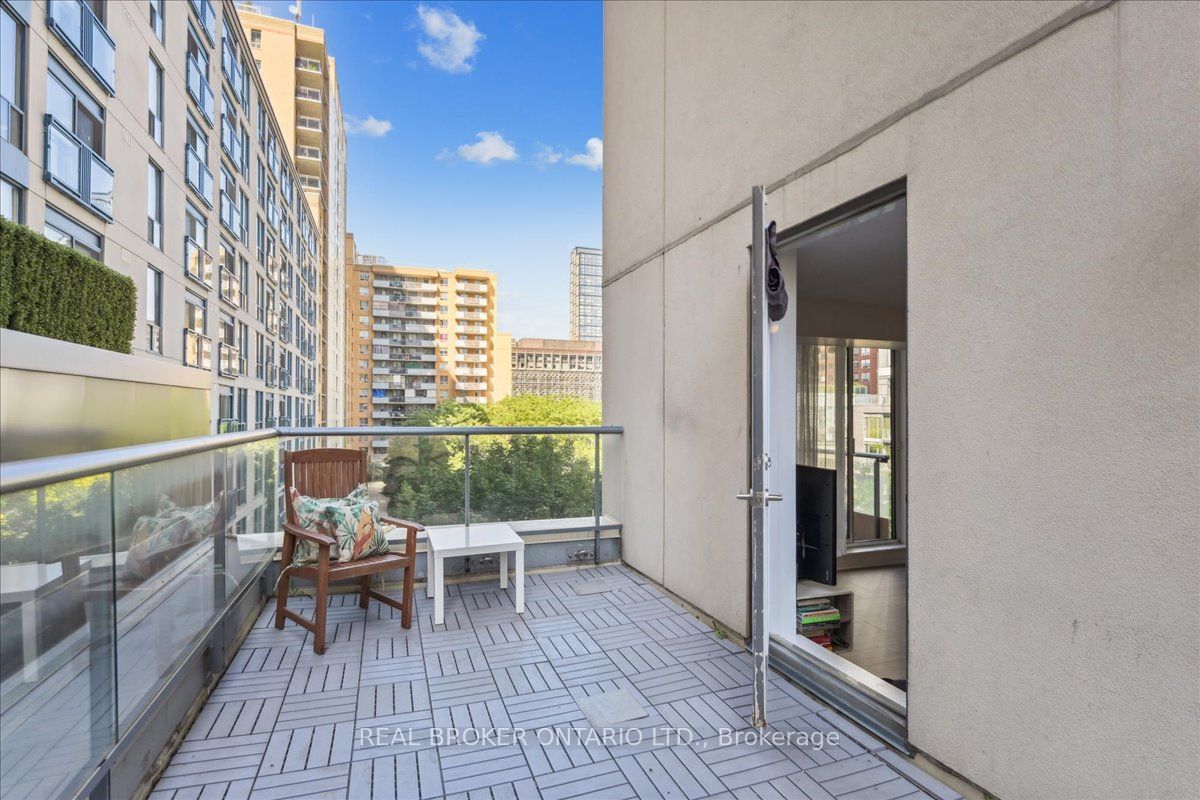 76 Shuter St, unit 501 for sale