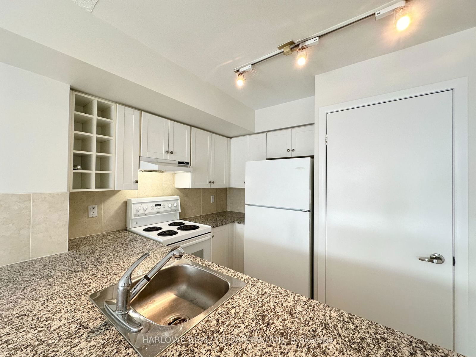 210 Victoria St, unit 2302 for sale - image #3