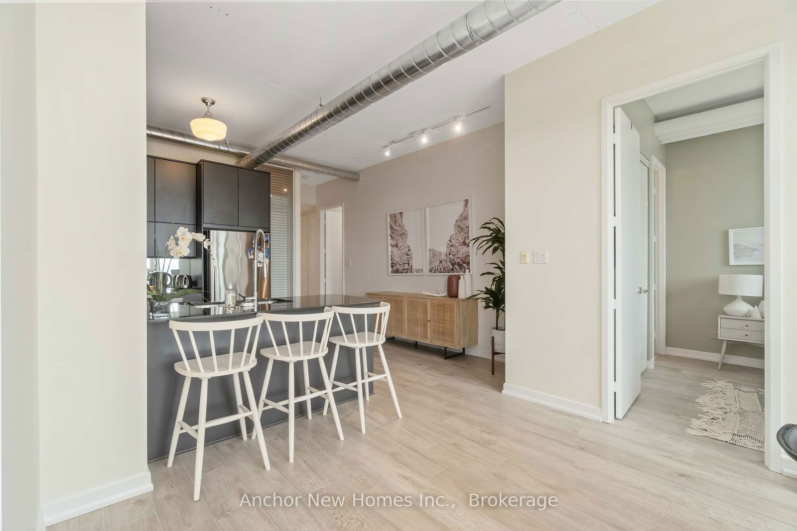 380 Macpherson Ave, unit 503 for rent