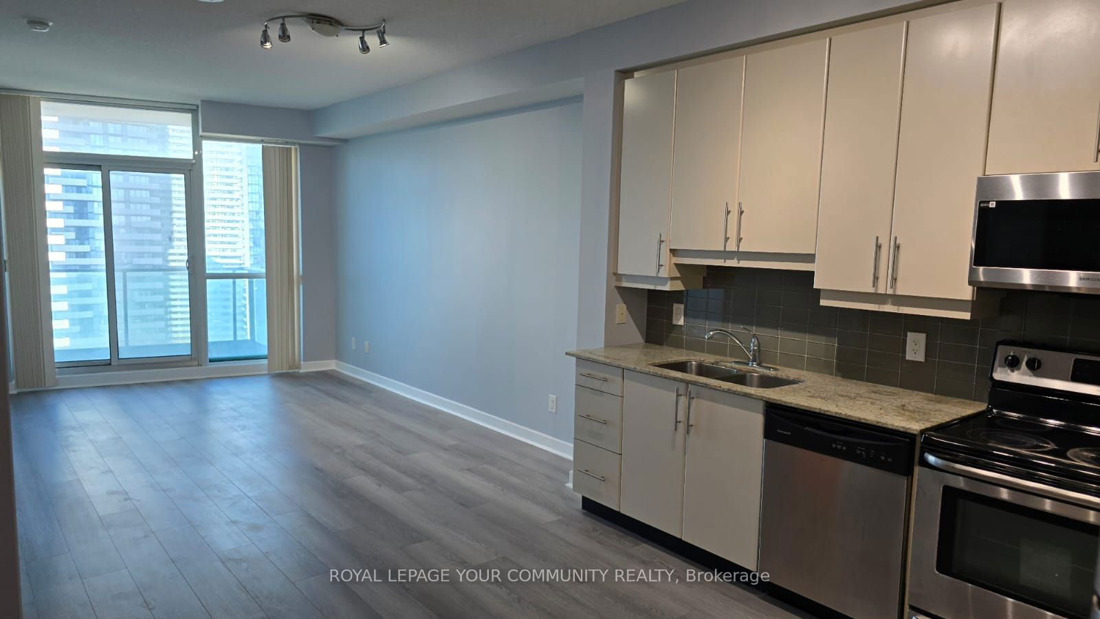 33 Bay St, unit 3713 for rent - image #4