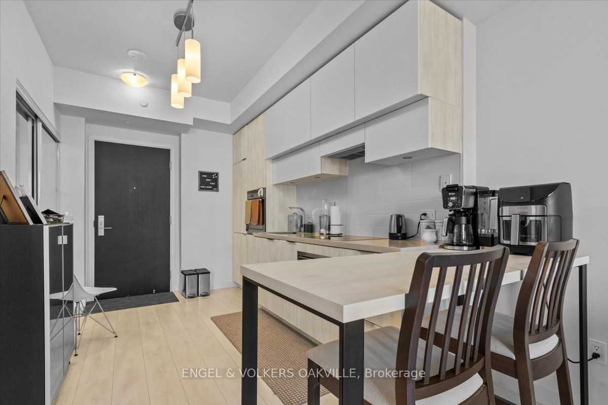 8 Eglinton East Ave, unit 1310 for rent - image #5