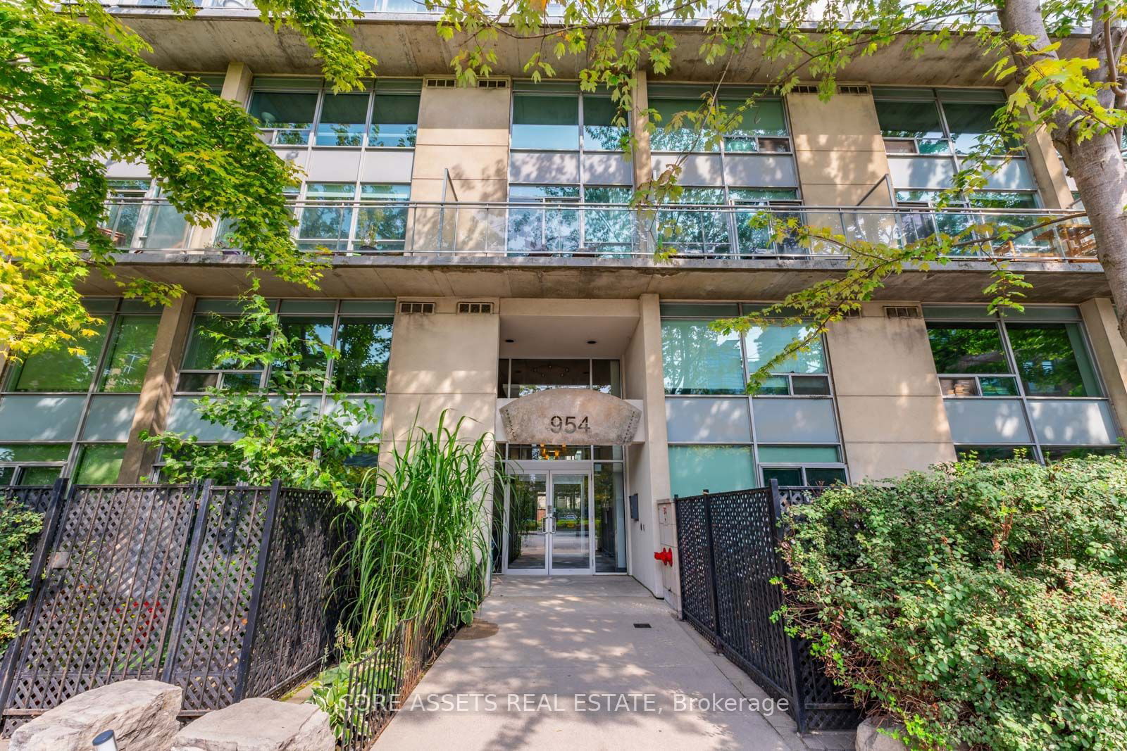 954 King St W, unit 114 for sale - image #2