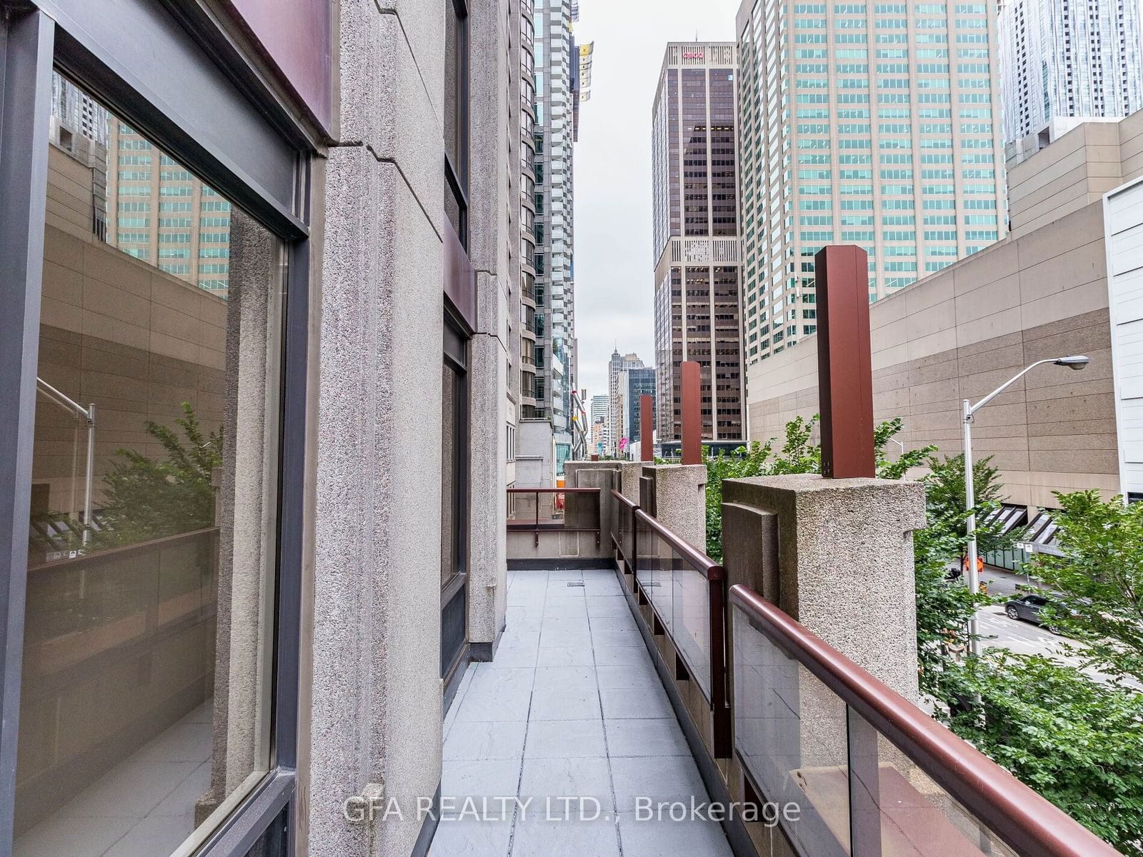 85 Bloor St E, unit 302 for rent