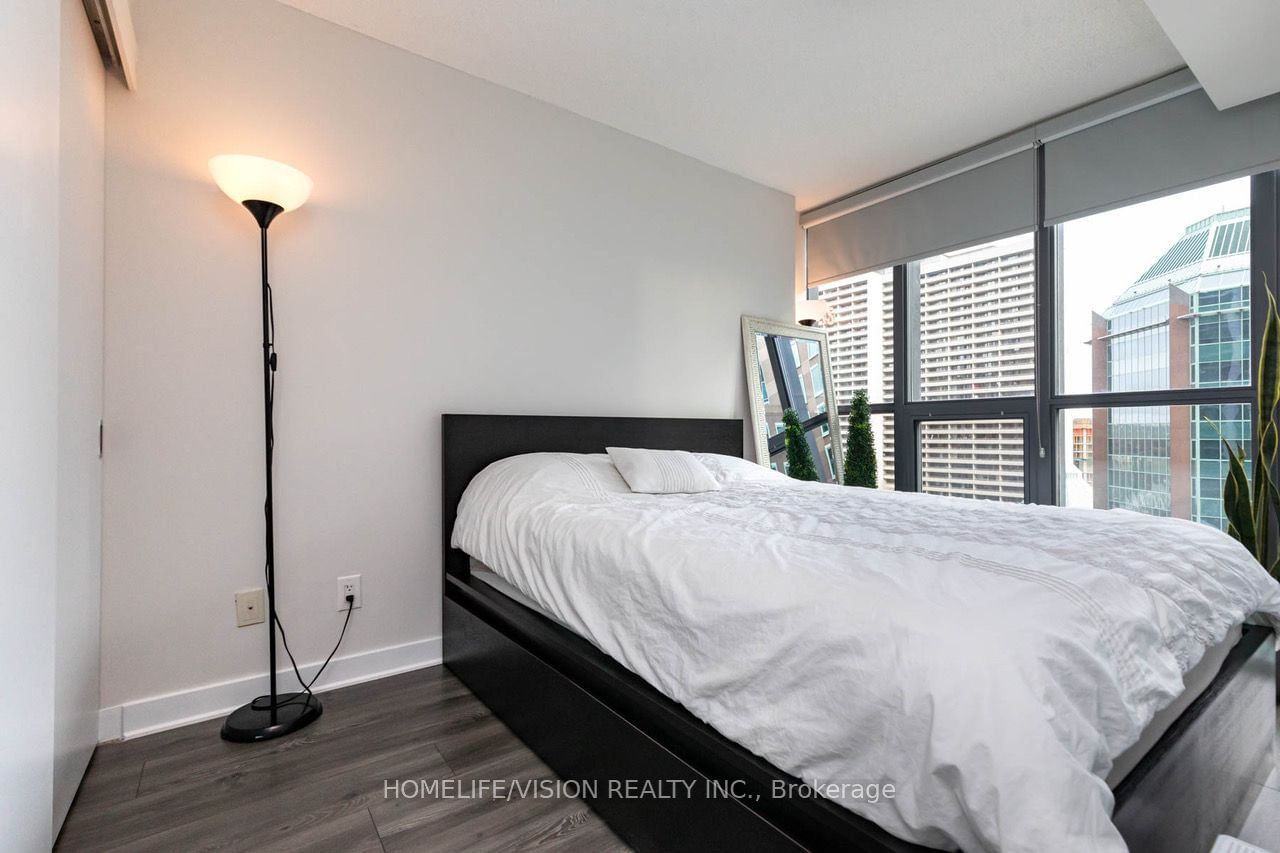 110 Charles St E, unit 1009 for rent