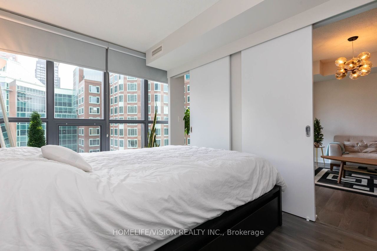 110 Charles St E, unit 1009 for rent