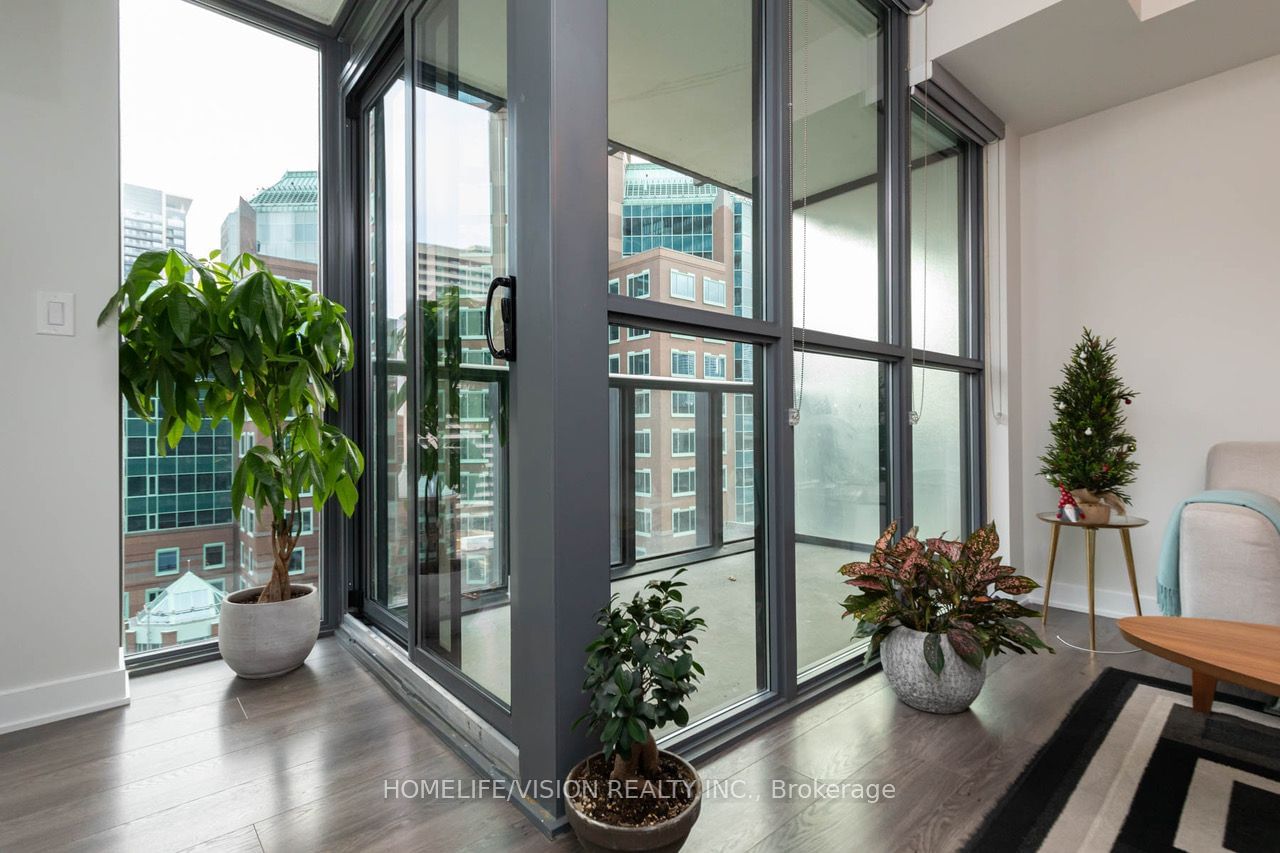 110 Charles St E, unit 1009 for rent