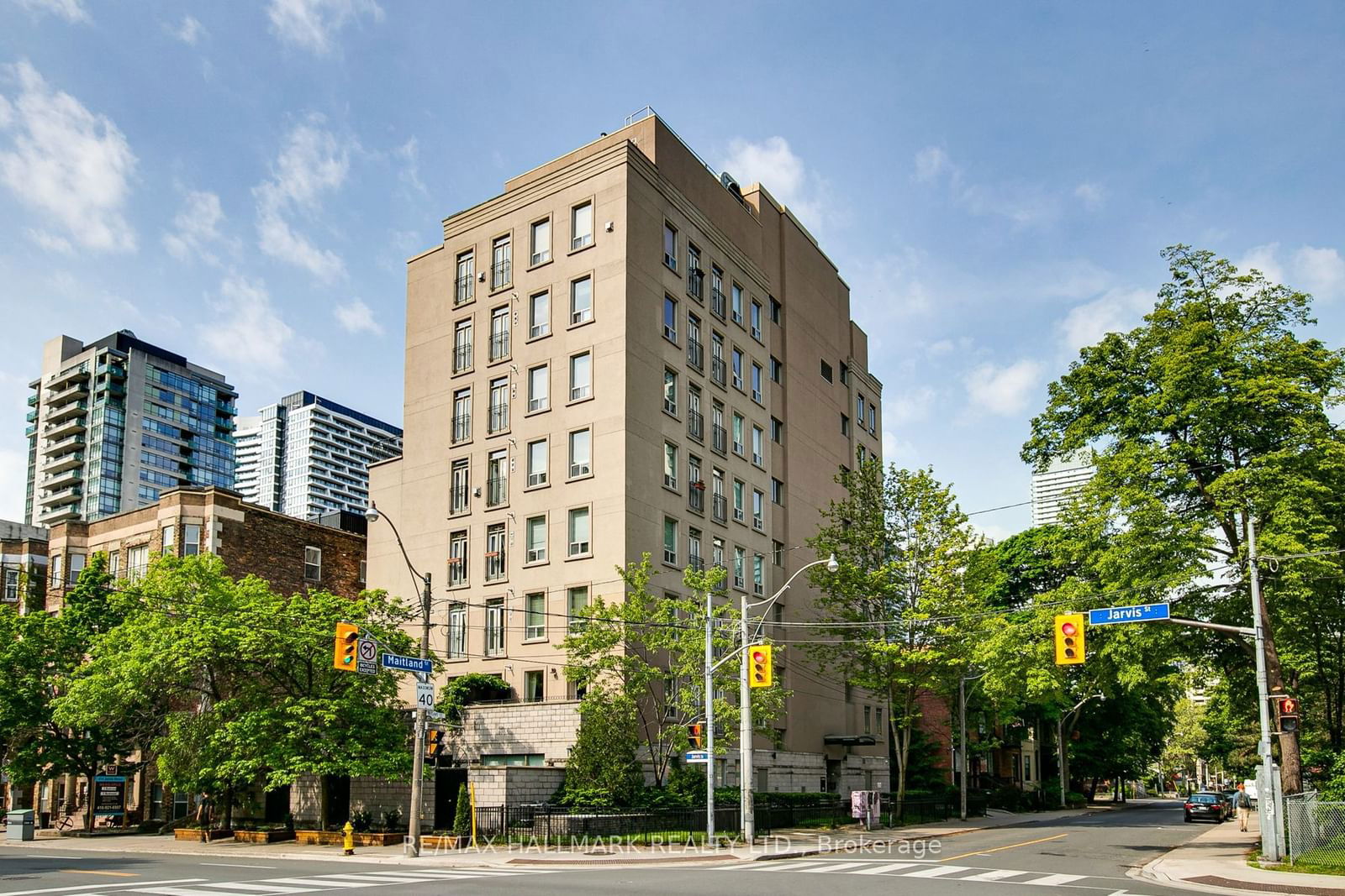 135 Maitland St, unit 203 for sale - image #2