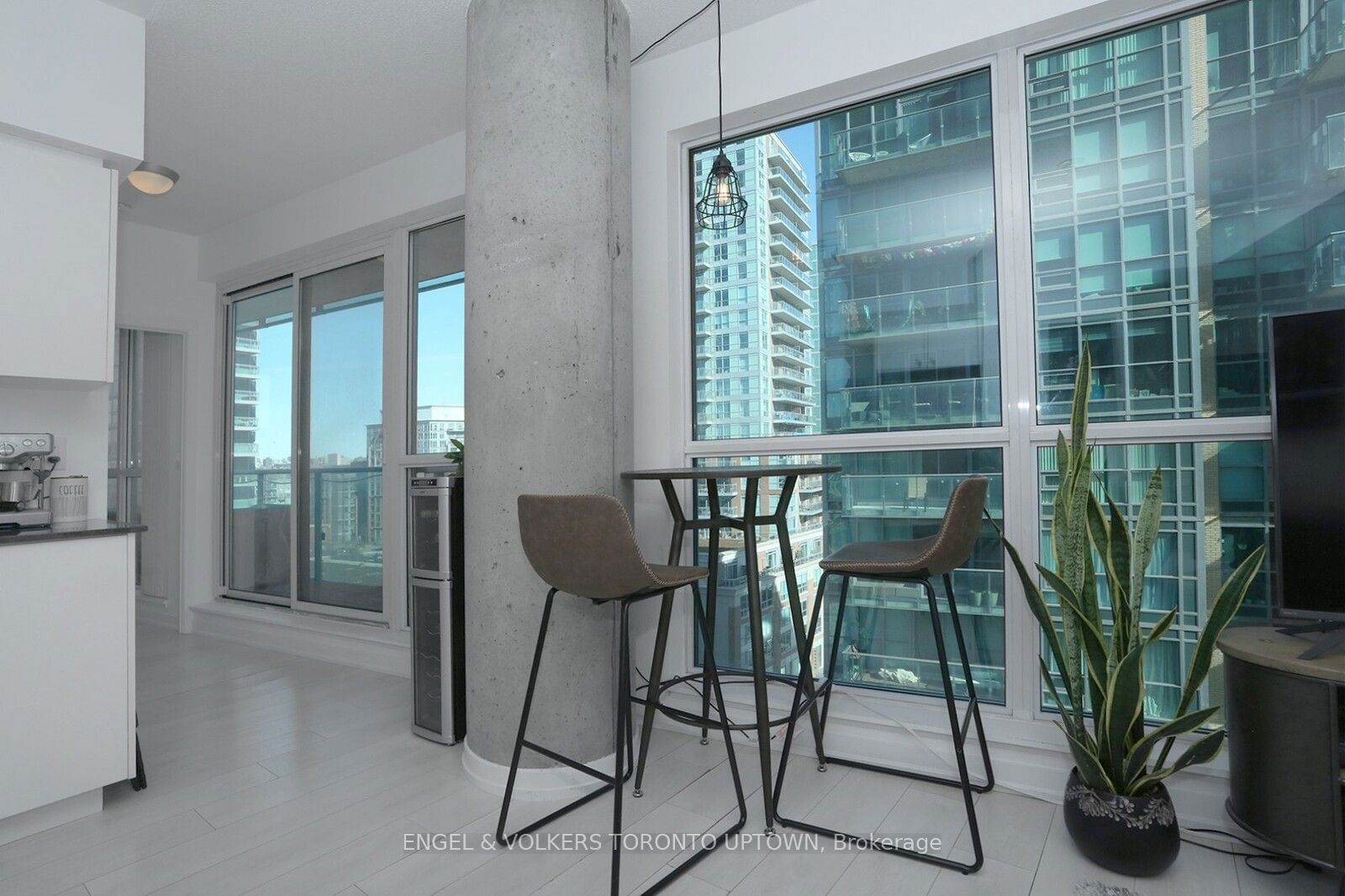 150 East Liberty St, unit 1004 for sale - image #8