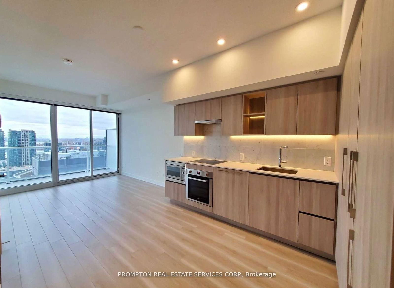 19 Bathurst St, unit 3501 for rent - image #2