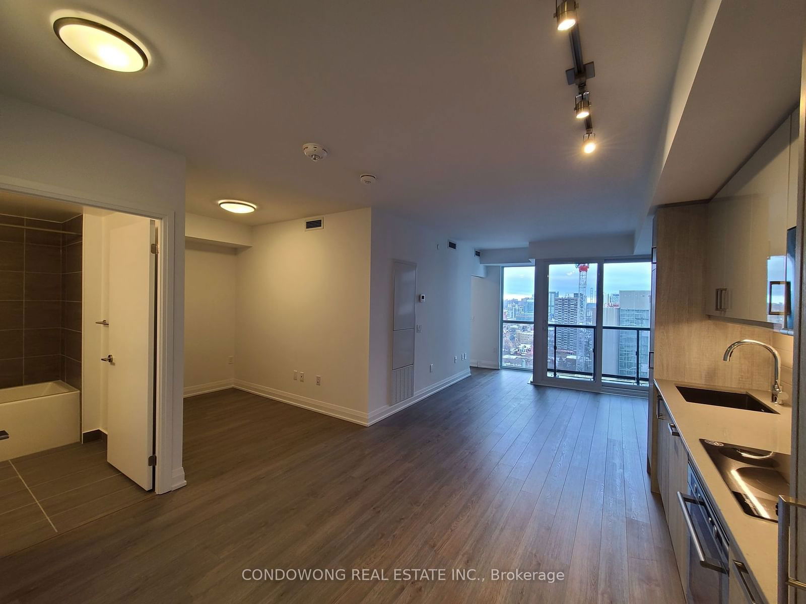 77 Mutual St, unit 2001 for rent - image #2