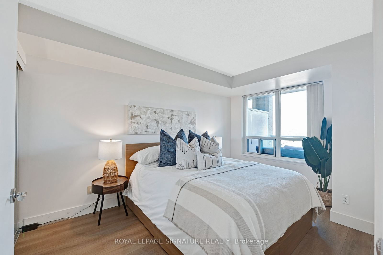 18 Harrison Garden Blvd, unit 806 for sale - image #12