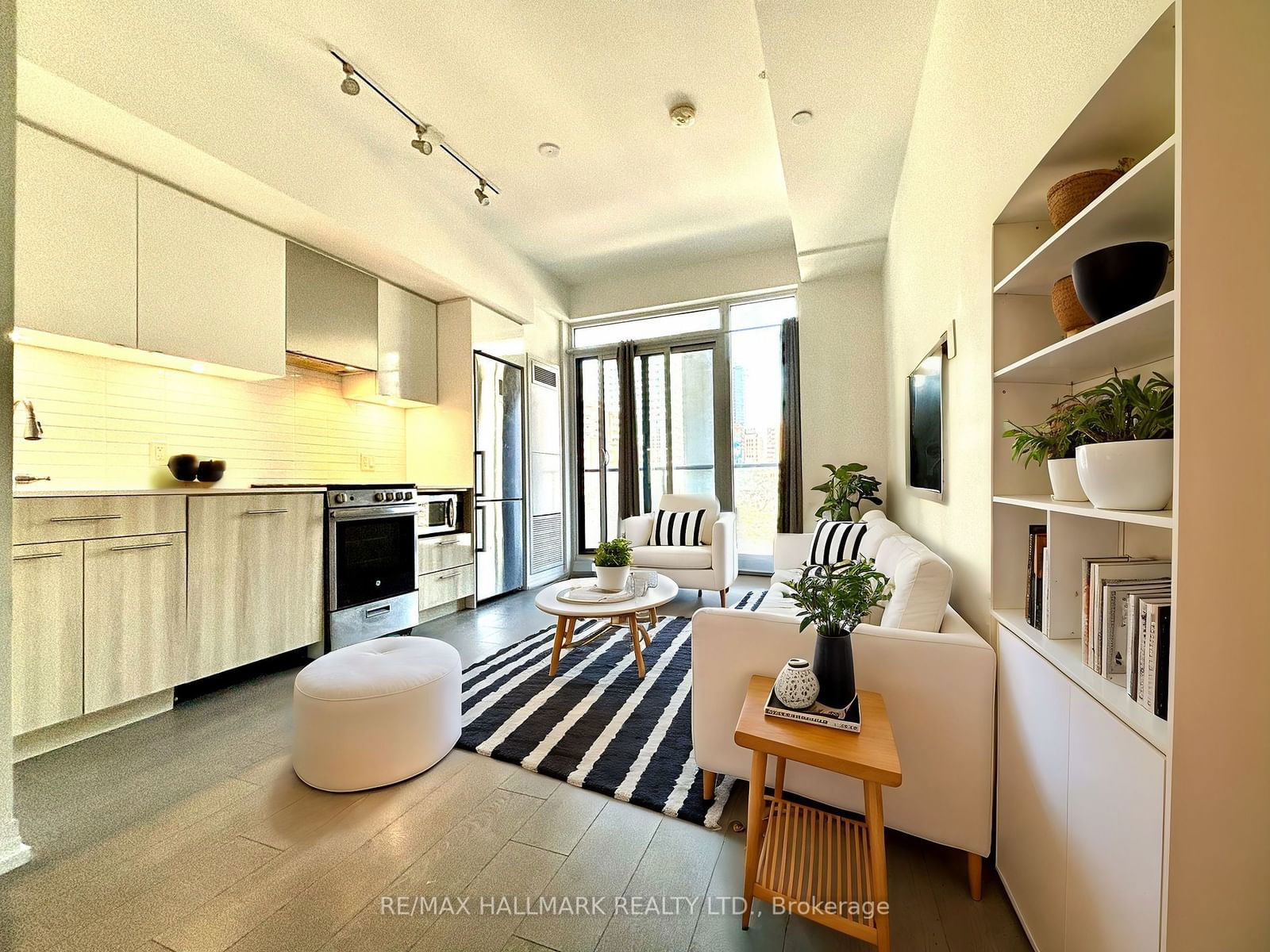 251 Jarvis St, unit 420 for sale - image #2