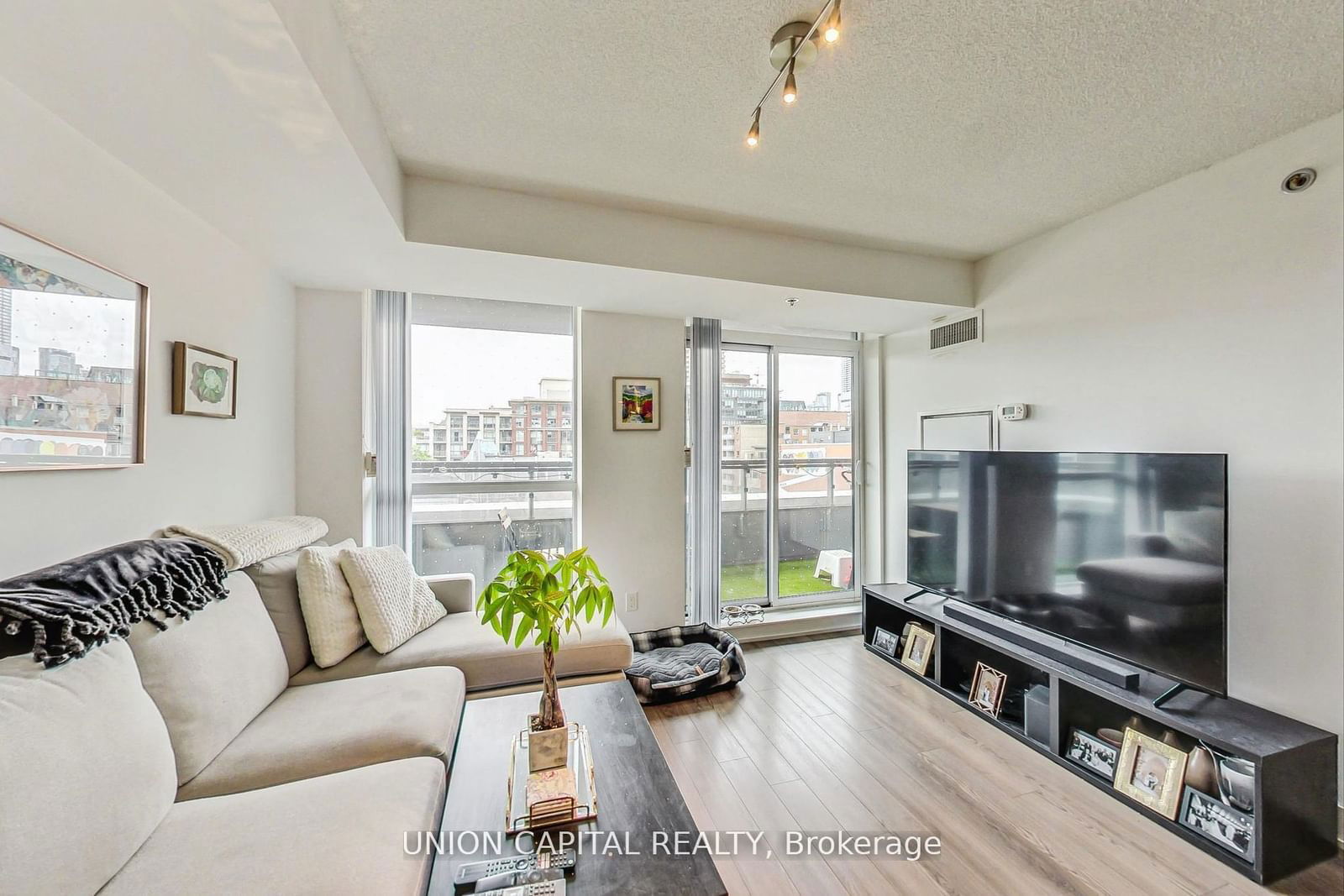 318 Richmond St W, unit 401 for sale