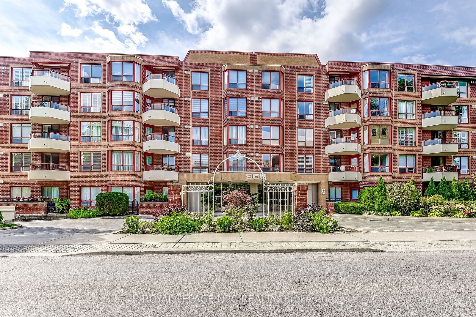 955 Millwood Rd, unit 212 for sale - image #1