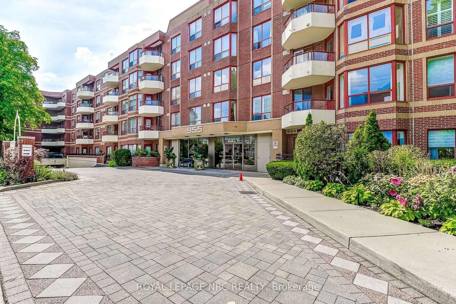 955 Millwood Rd, unit 212 for sale