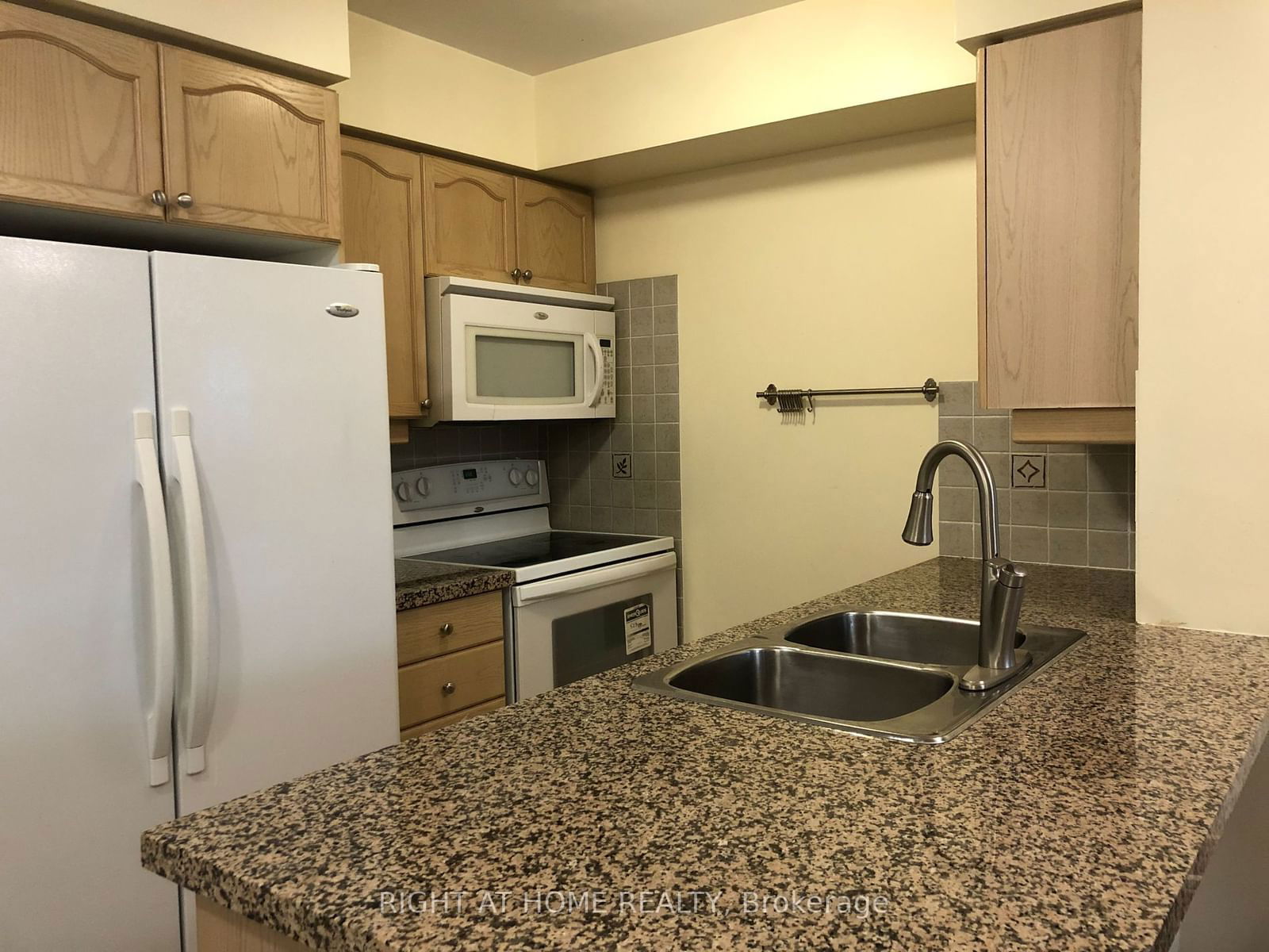 15 Greenview Ave, unit 511 for rent