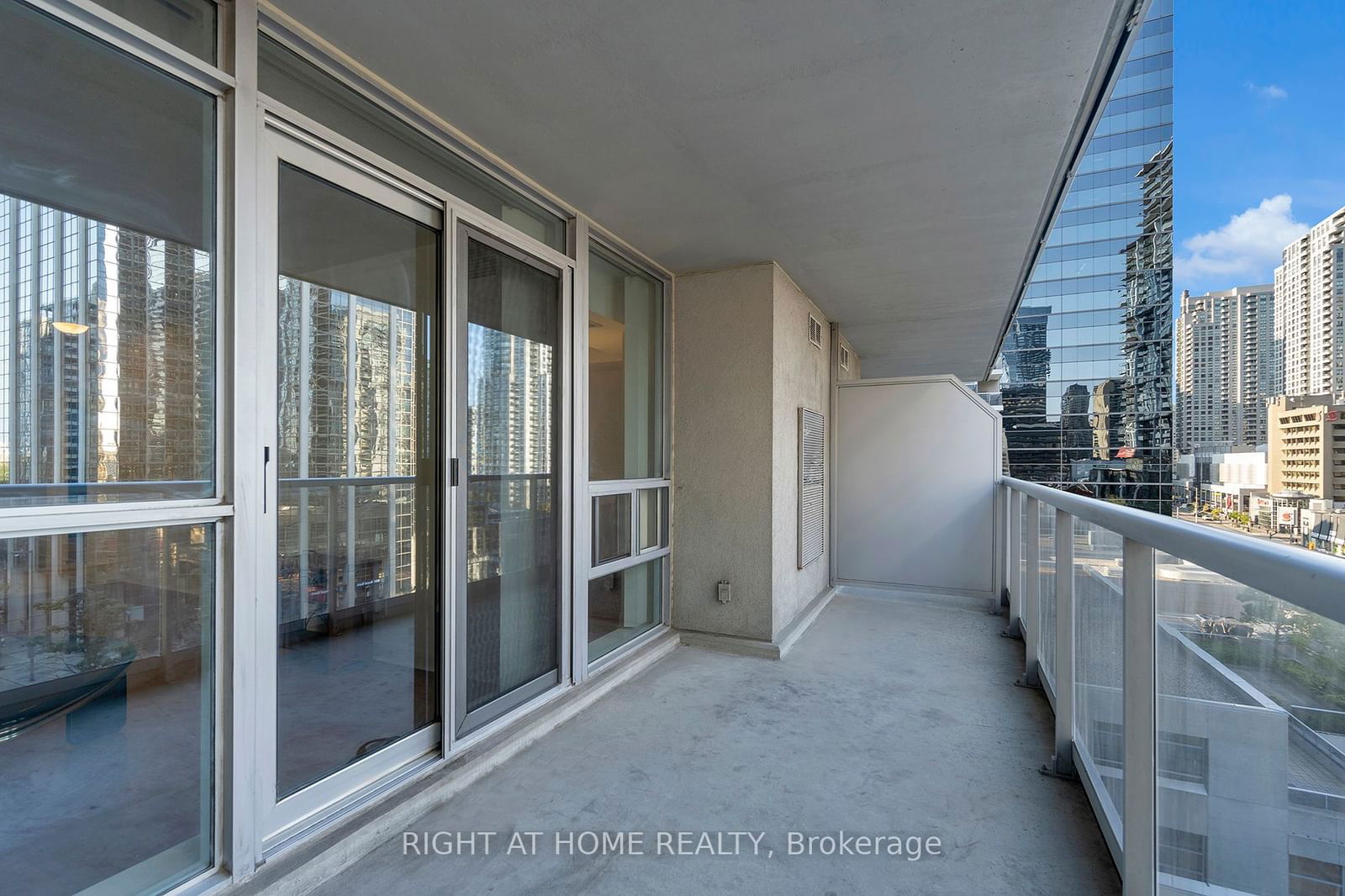 4968 Yonge St, unit 808 for sale