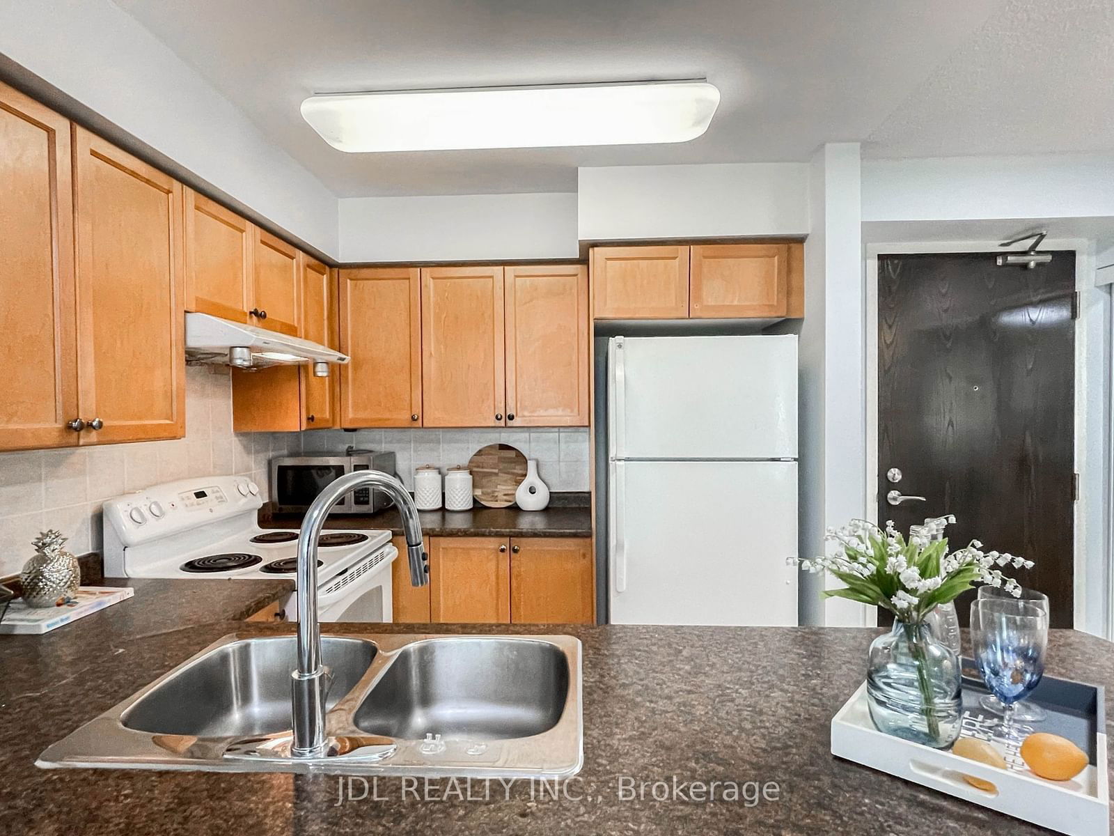 18 Spring Garden Ave, unit 609 for sale